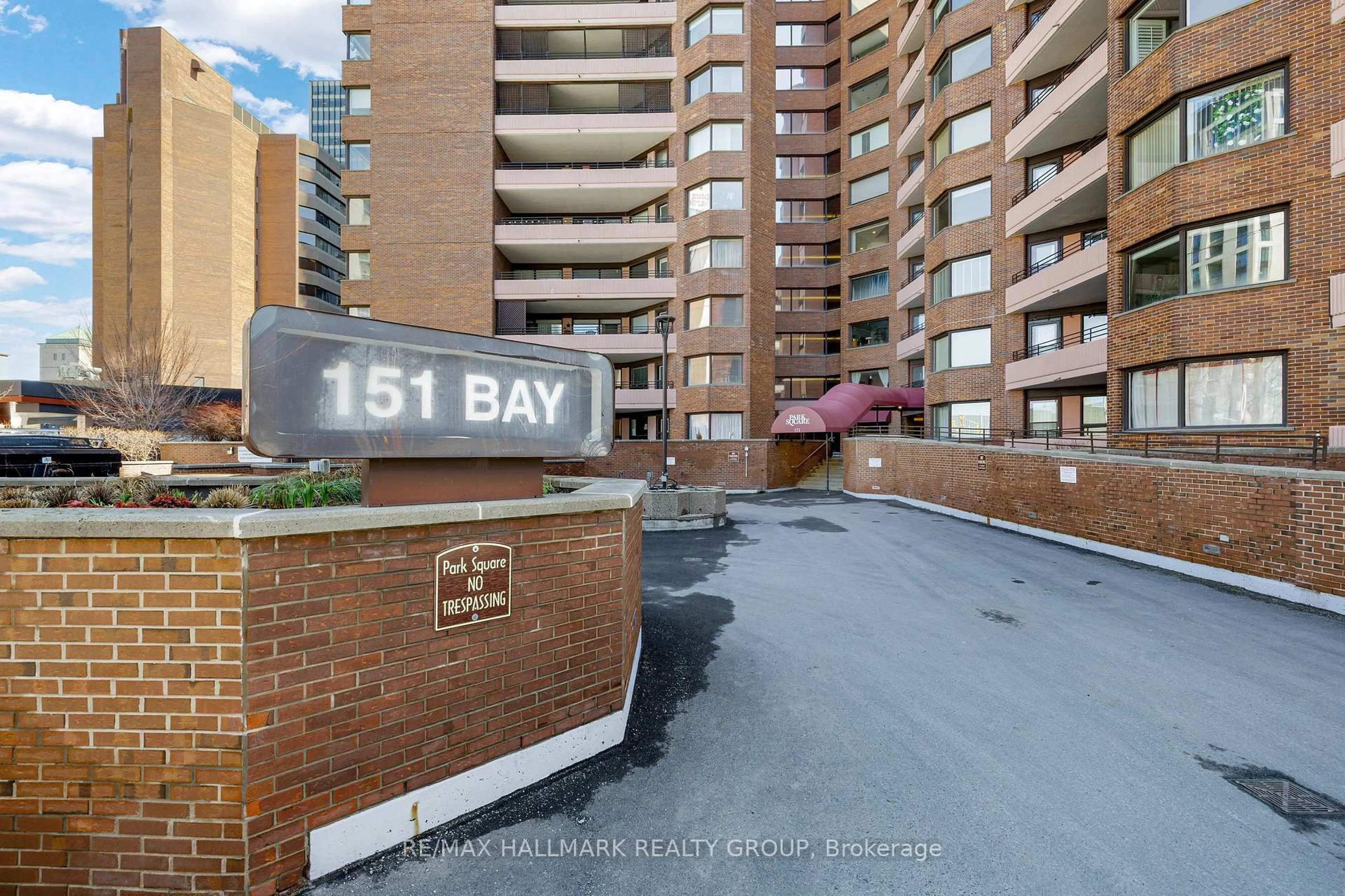 Indoor foyer for 151 Bay St #810, Ottawa Ontario K1R 7T2