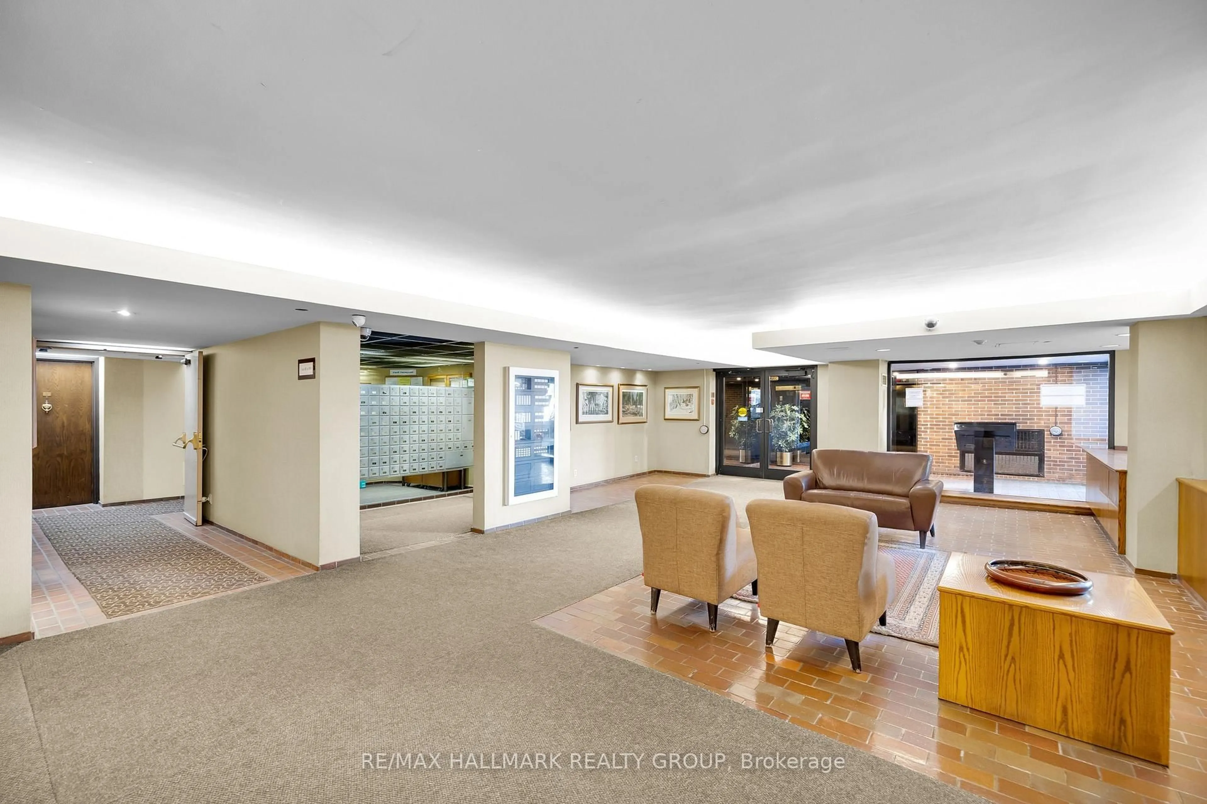 Indoor foyer for 151 Bay St #810, Ottawa Ontario K1R 7T2