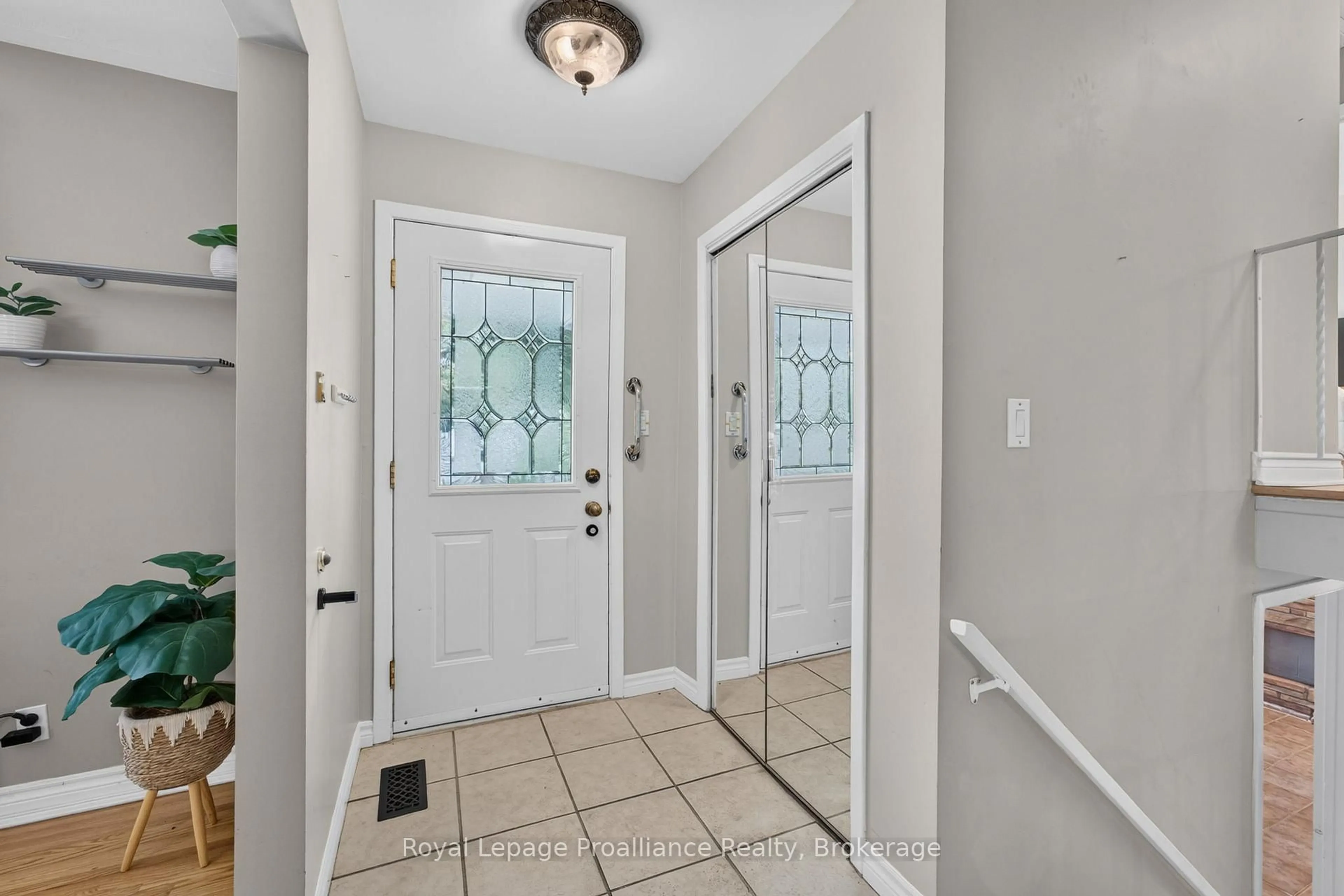 Indoor entryway for 12 Stavebank Rd, Belleville Ontario K8P 2N6