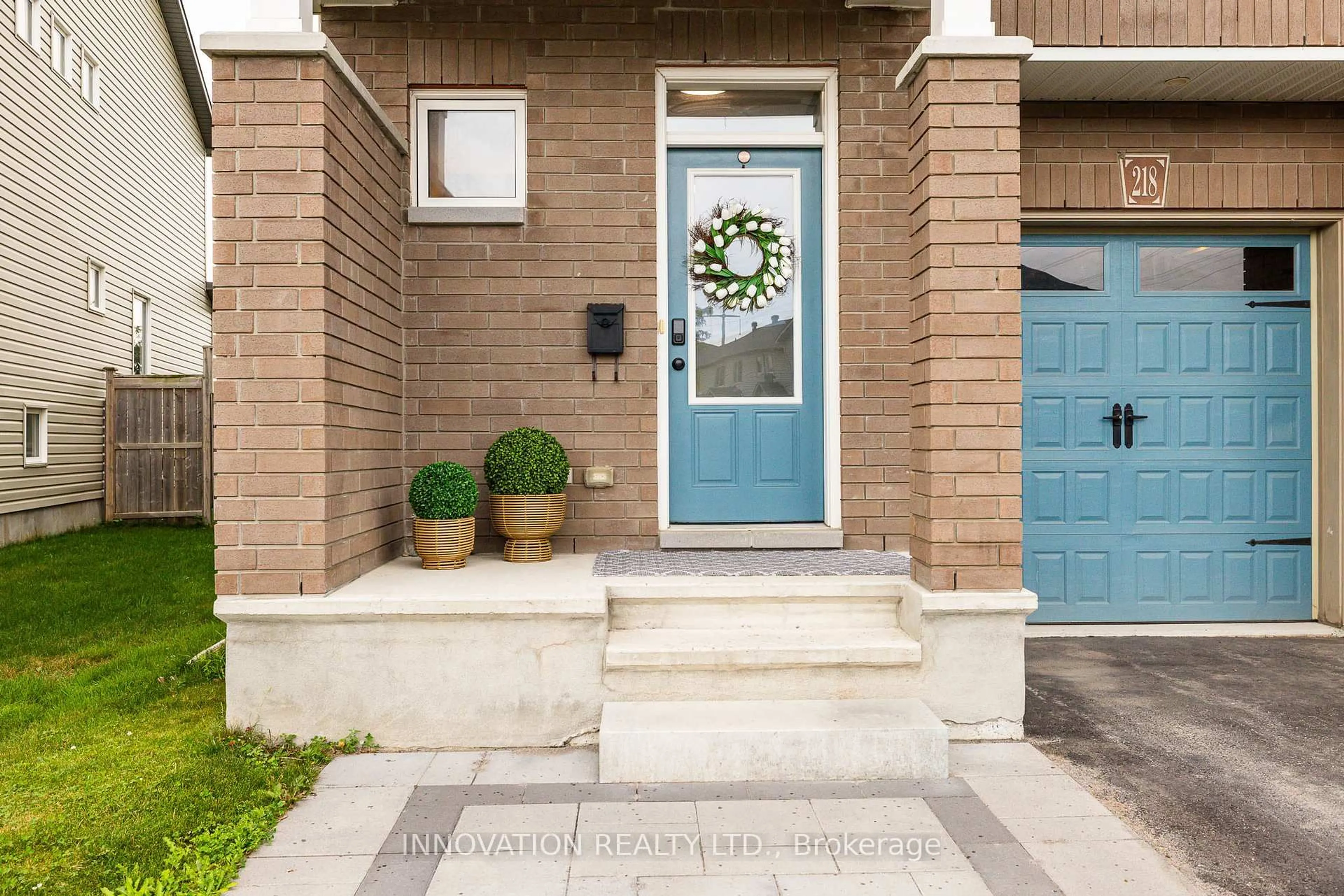 Indoor entryway for 218 Akerson Rd, Ottawa Ontario K2M 0H7