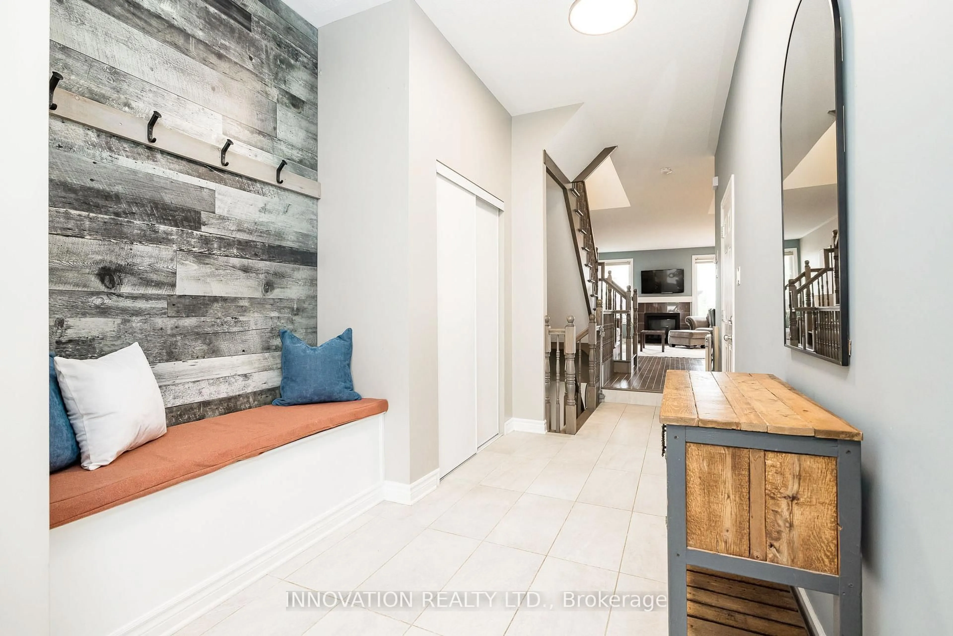Indoor entryway for 218 Akerson Rd, Ottawa Ontario K2M 0H7