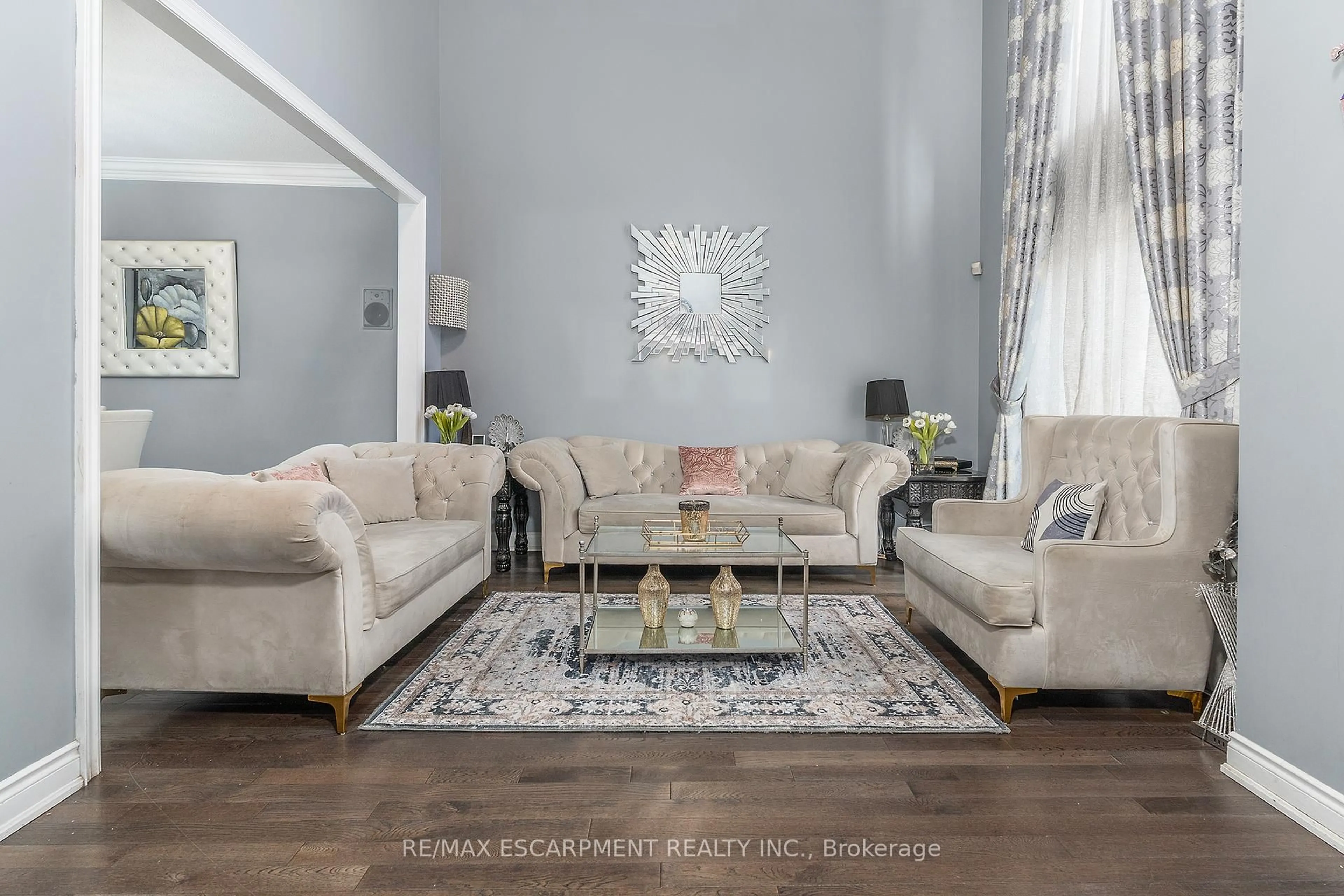 Living room with furniture, unknown for 147 Federal St, Hamilton Ontario L8E 0H3