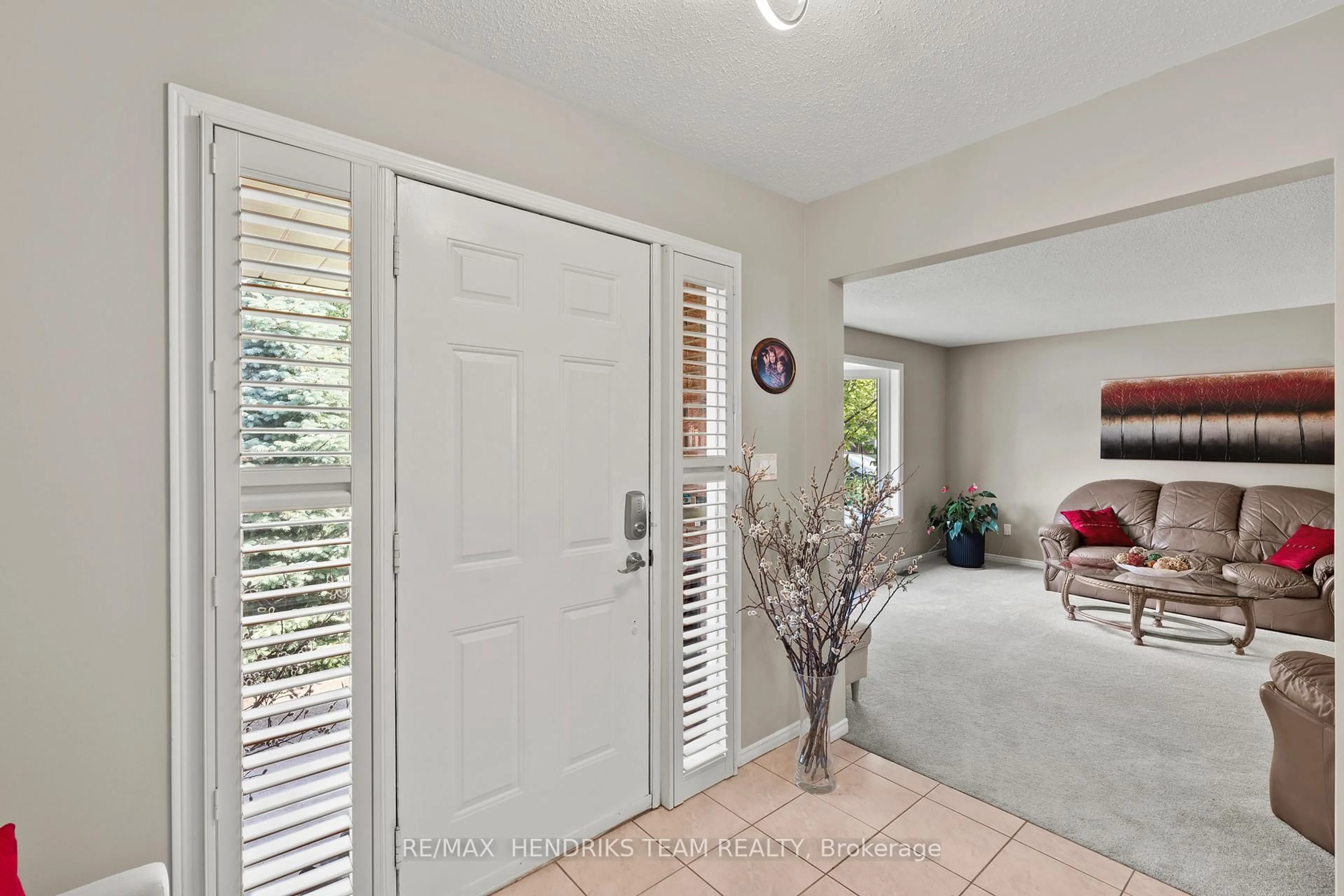 Indoor entryway for 12 Stonebridge Gate, St. Catharines Ontario L2S 3N1