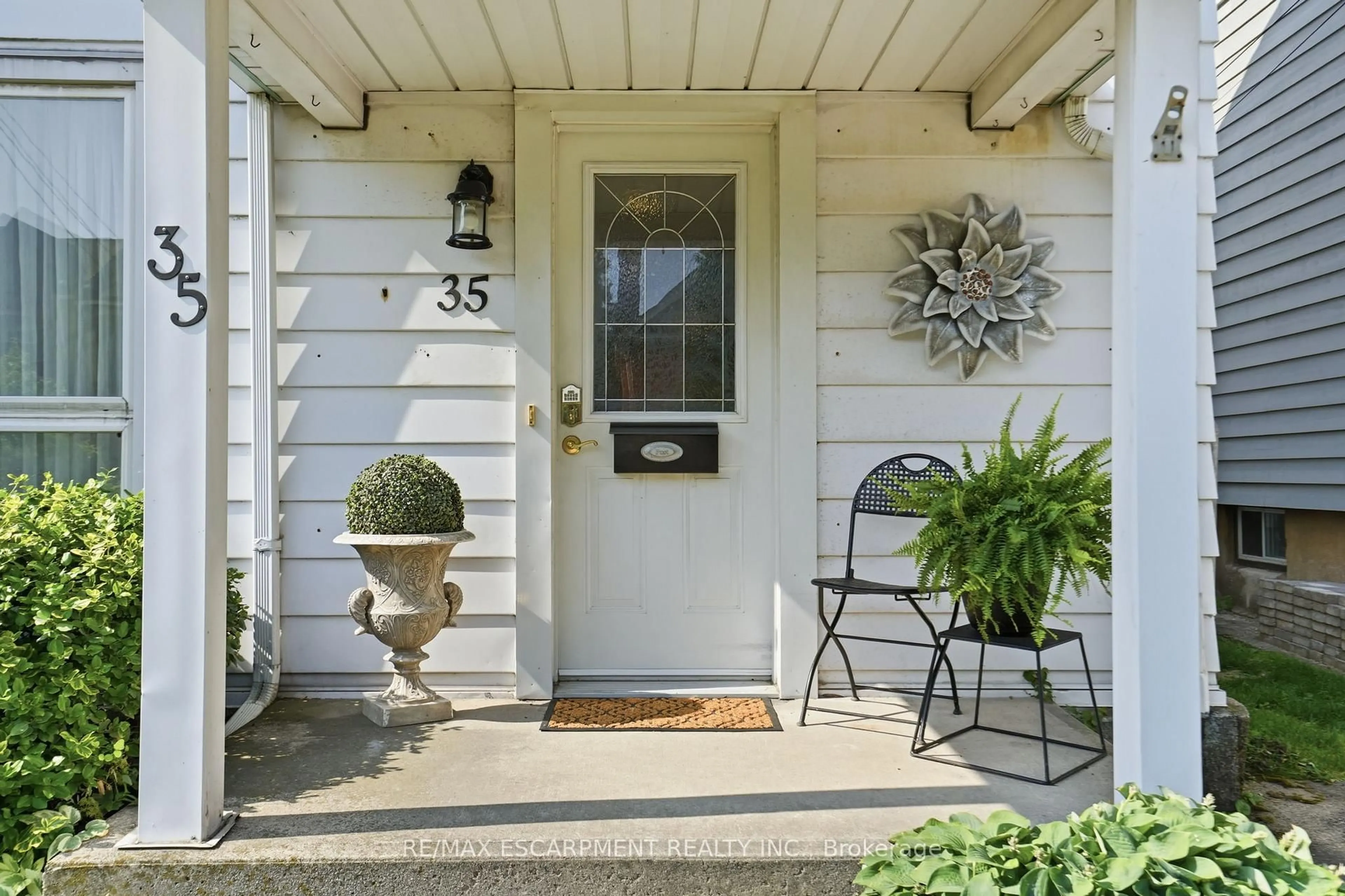 Indoor entryway for 35 Chatham St, Hamilton Ontario L8P 2B3