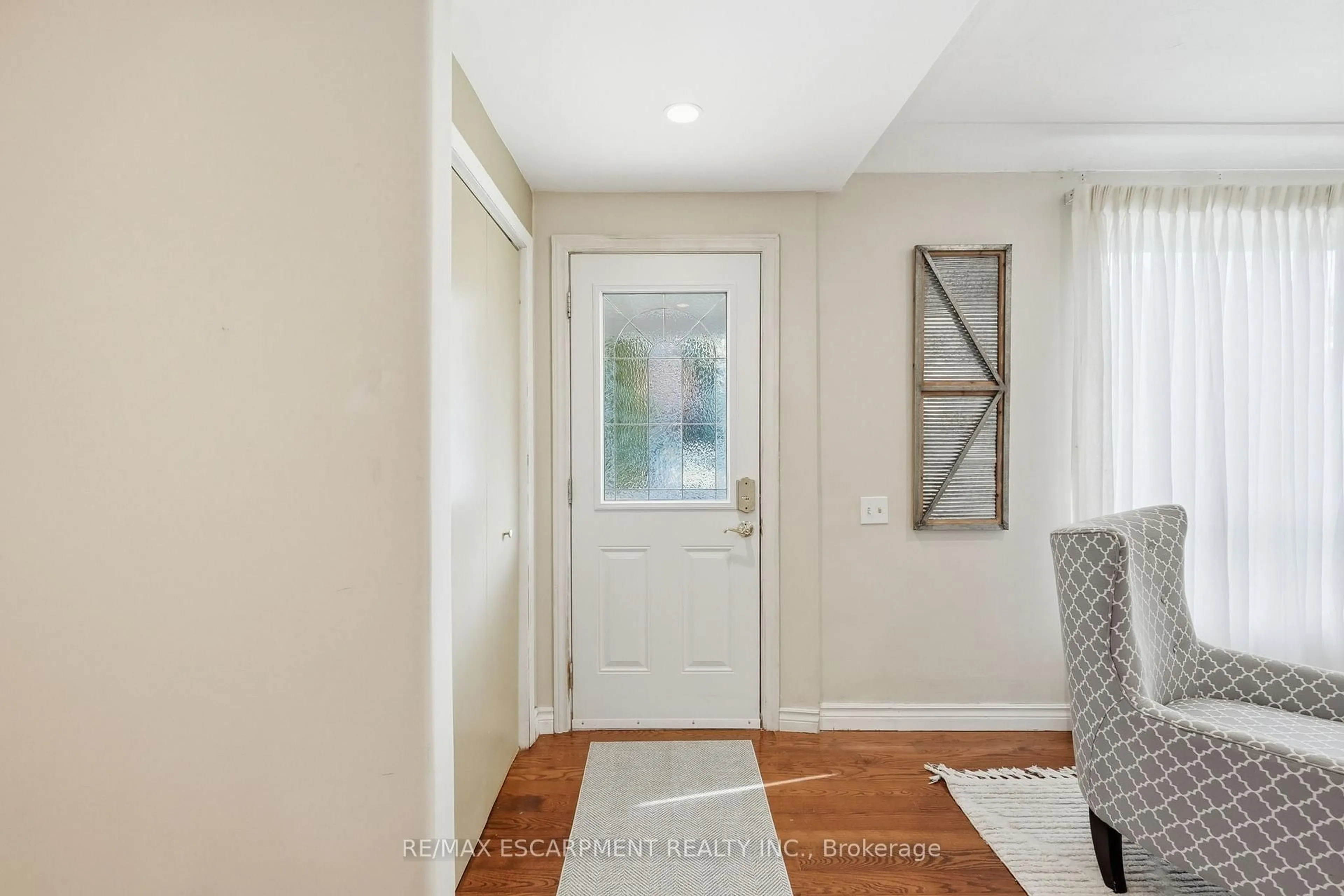 Indoor entryway for 35 Chatham St, Hamilton Ontario L8P 2B3