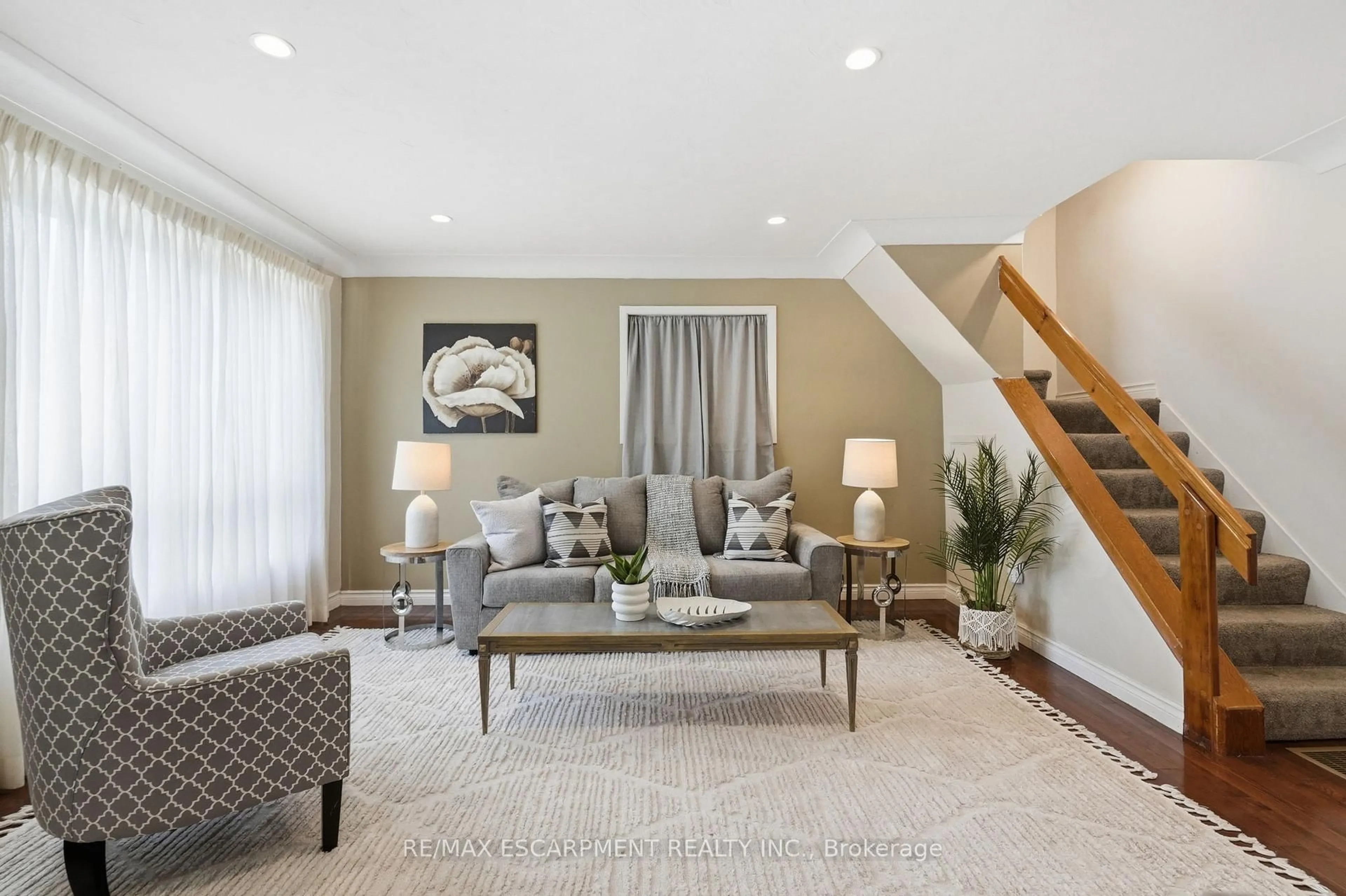 Living room with furniture, unknown for 35 Chatham St, Hamilton Ontario L8P 2B3
