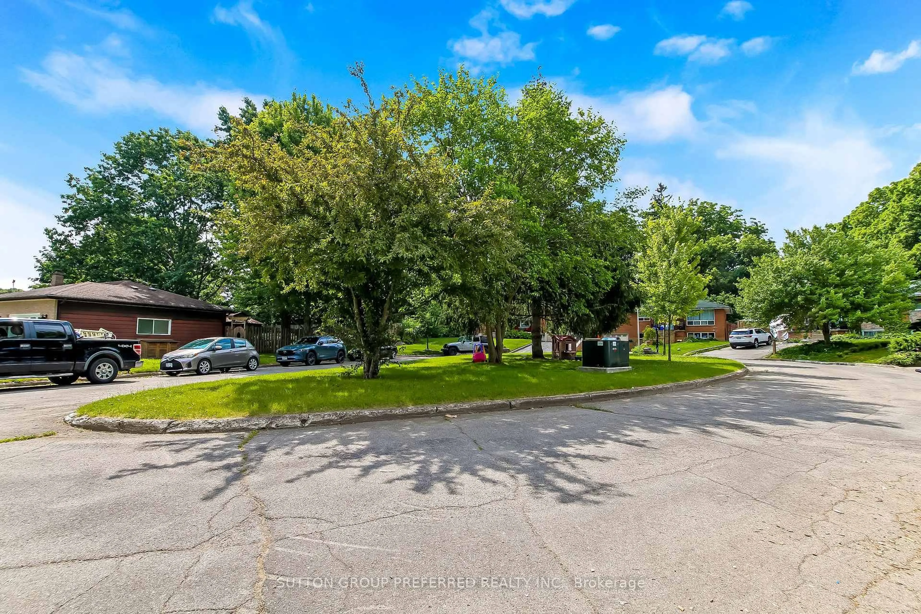 A pic from outside/outdoor area/front of a property/back of a property/a pic from drone, street for 130 Fundy Ave, London East Ontario N5W 1R9