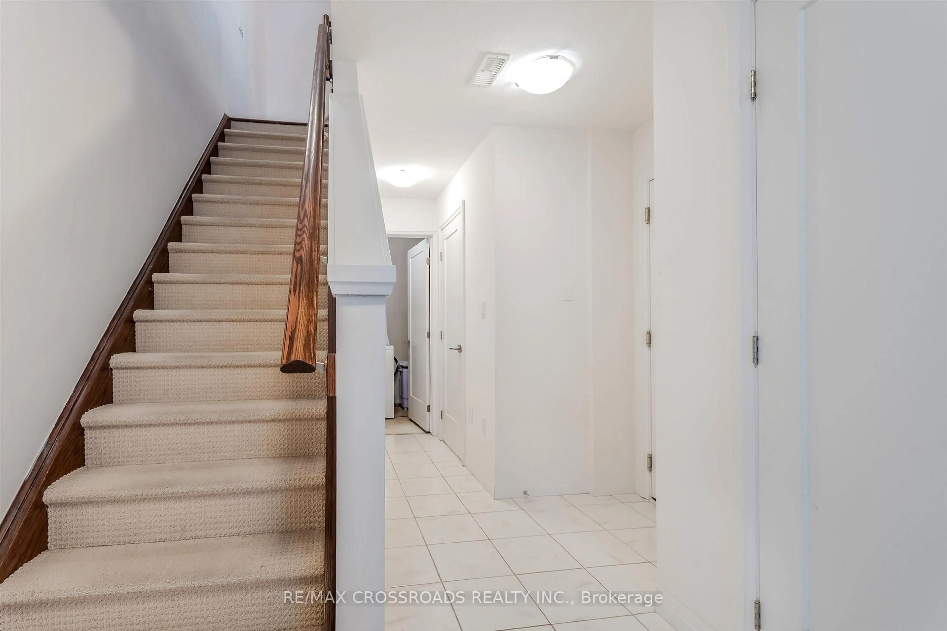 Indoor foyer for 4 Near Lane, Hamilton Ontario L9G 0H2