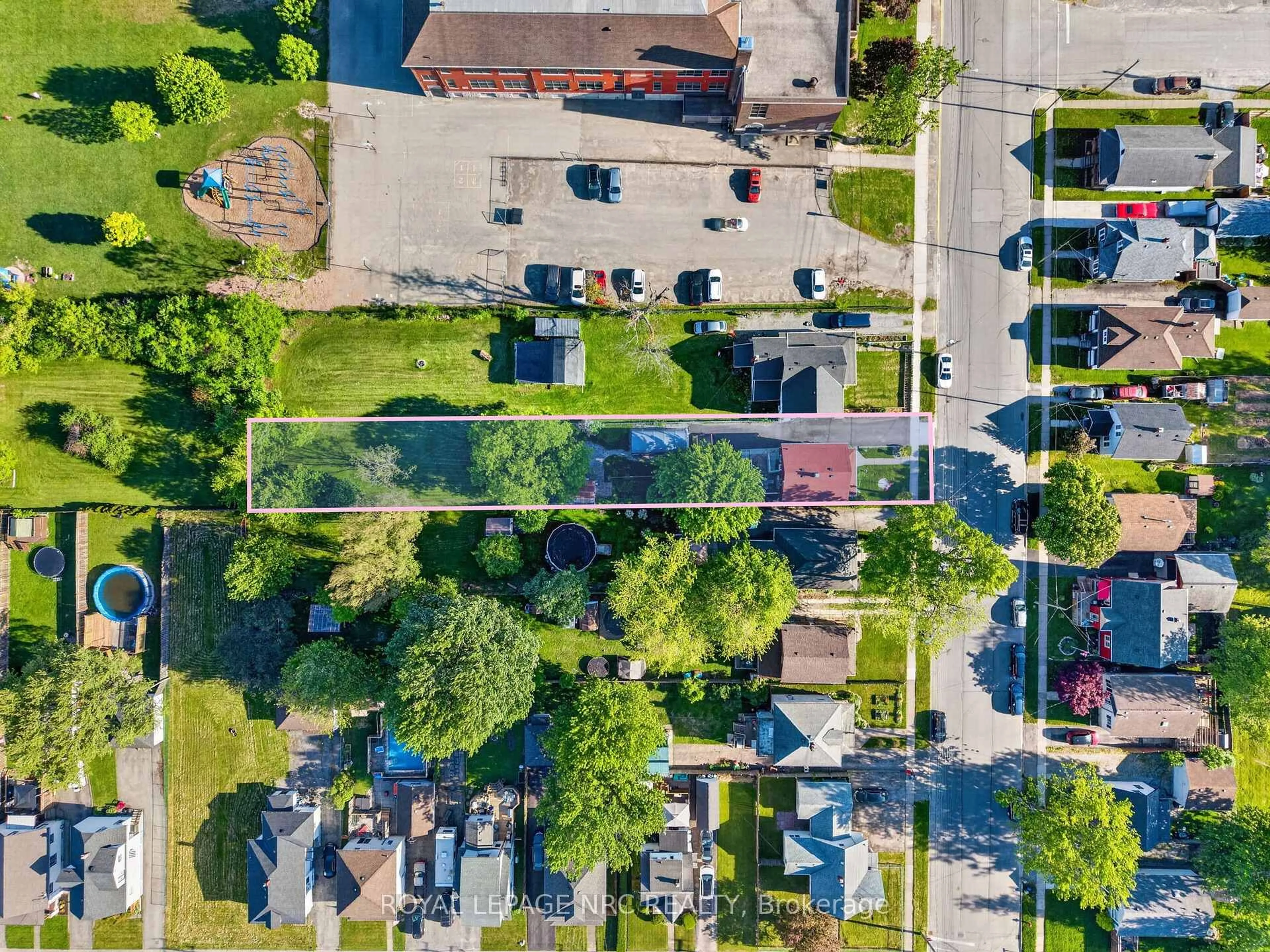 A pic from outside/outdoor area/front of a property/back of a property/a pic from drone, street for 453 Fares St, Port Colborne Ontario L3K 1X4