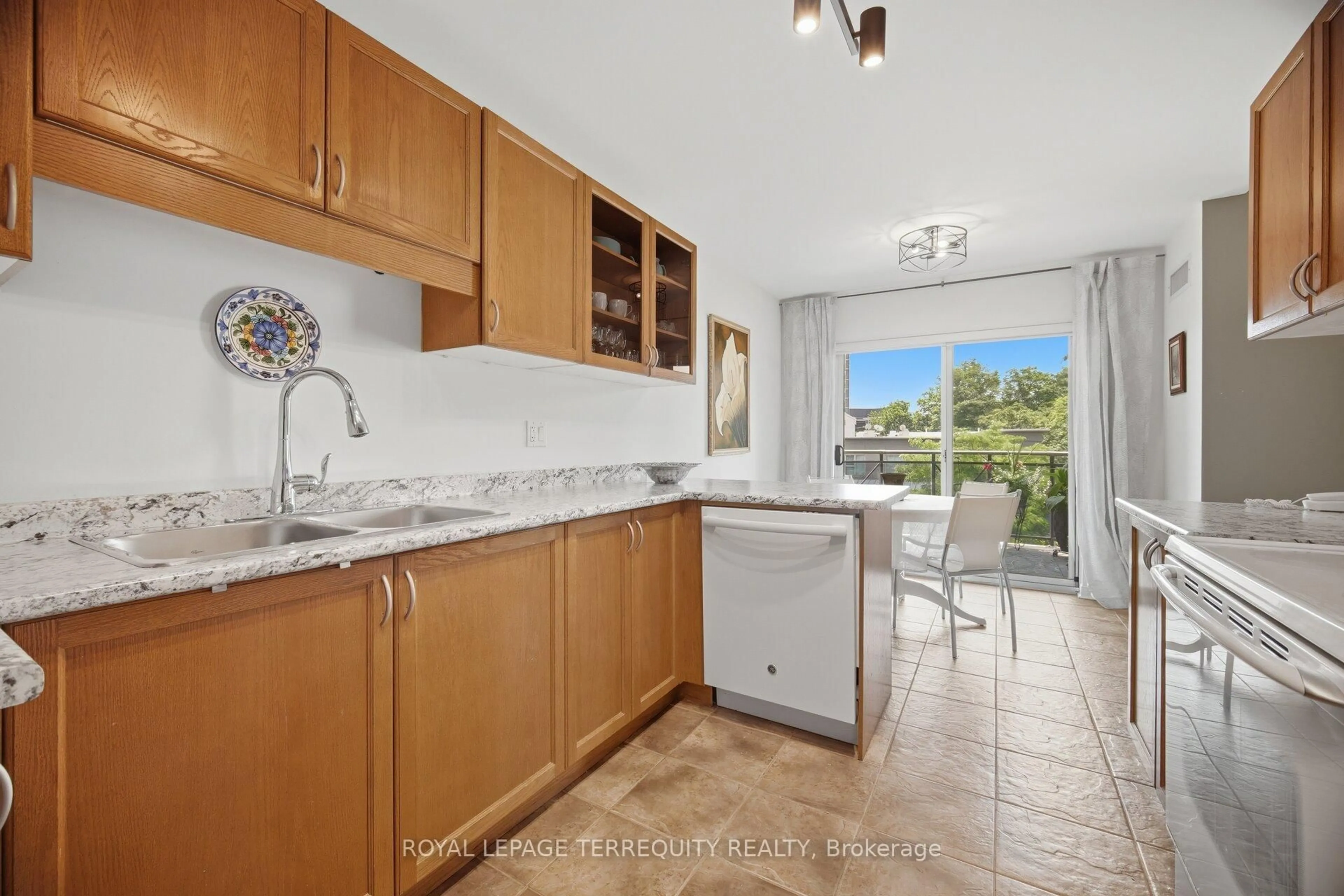 Standard kitchen, ceramic/tile floor for 2000 Creekside Dr #707, Hamilton Ontario L9H 7S7