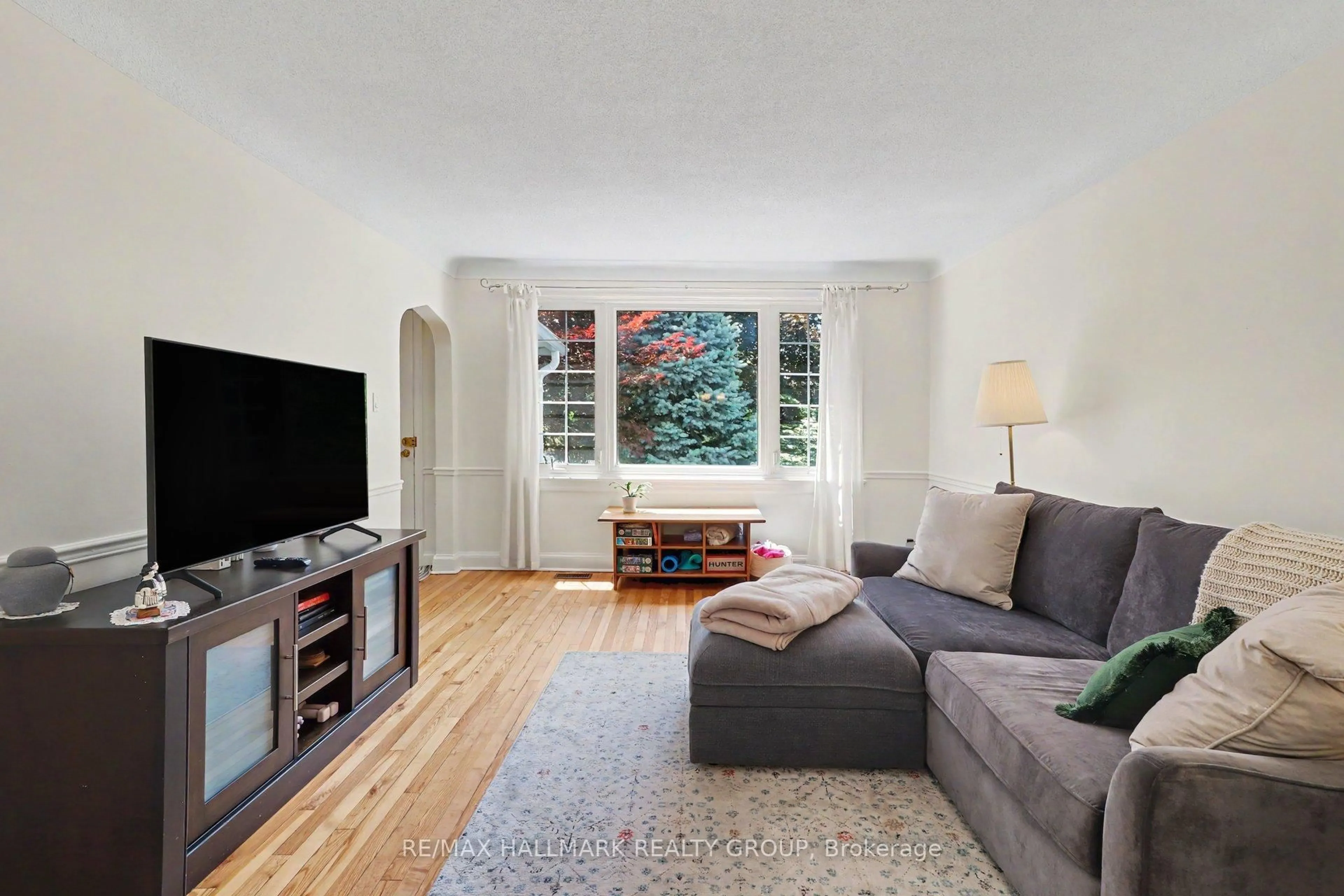 Living room with furniture, unknown for 99 Dagmar Ave, Ottawa Ontario K1L 5T3