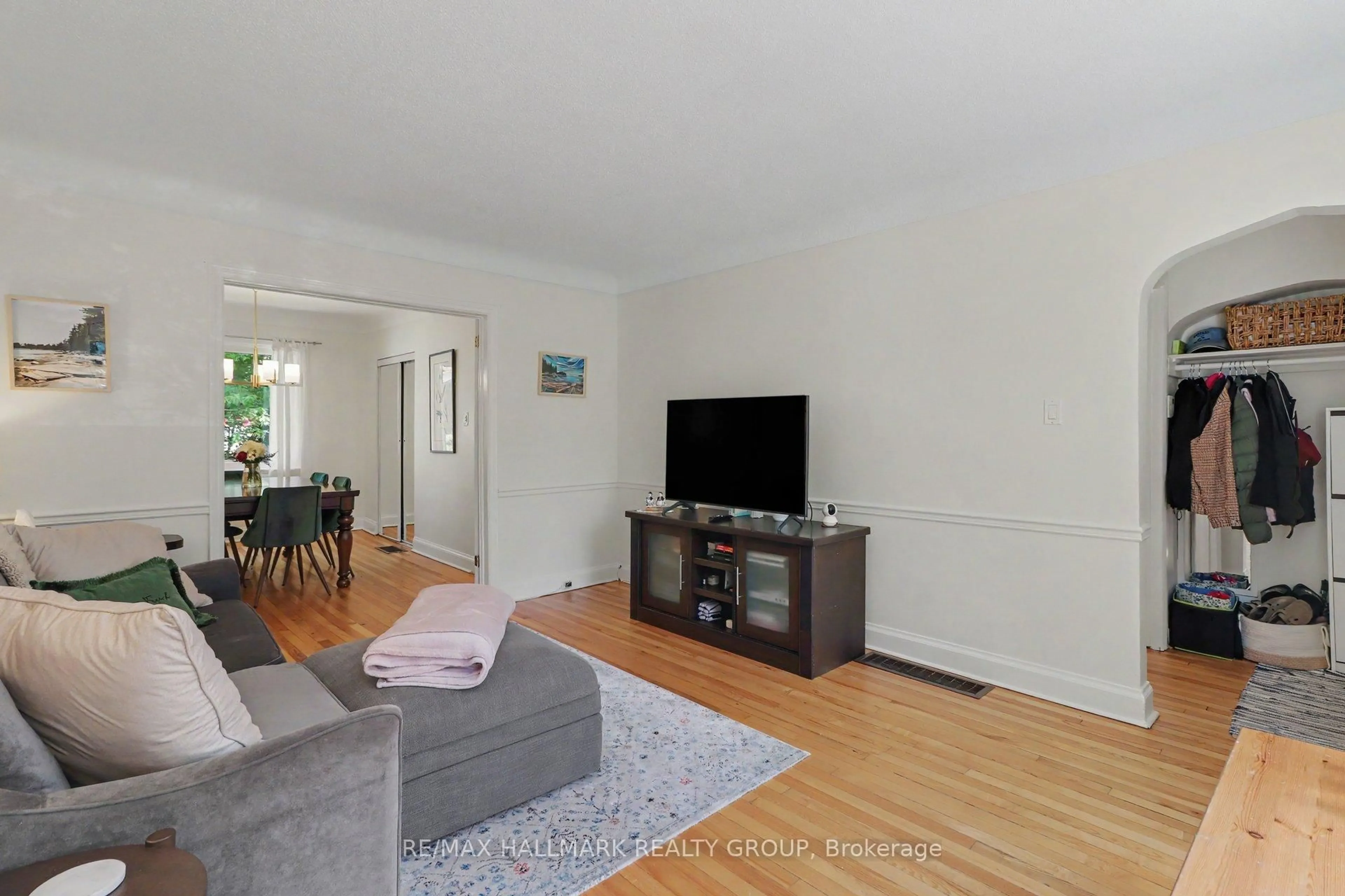 Living room with furniture, unknown for 99 Dagmar Ave, Ottawa Ontario K1L 5T3