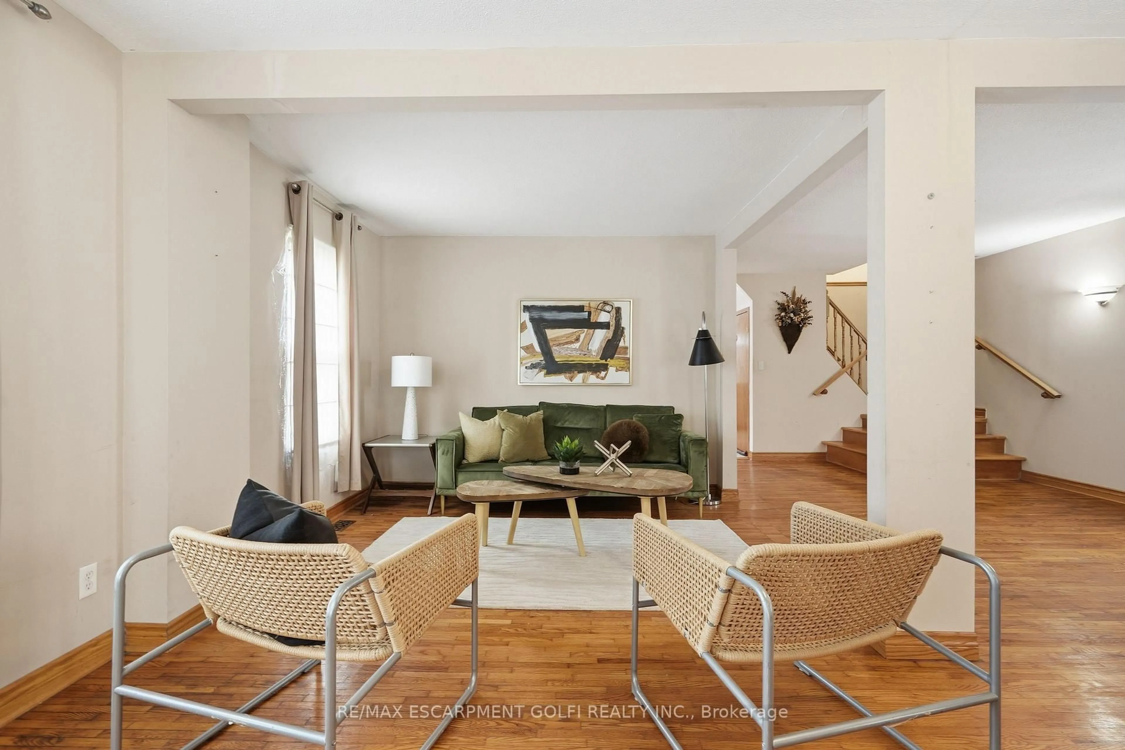 Living room with furniture, unknown for 27 Drummond Cres, Fort Erie Ontario L2A 1L3
