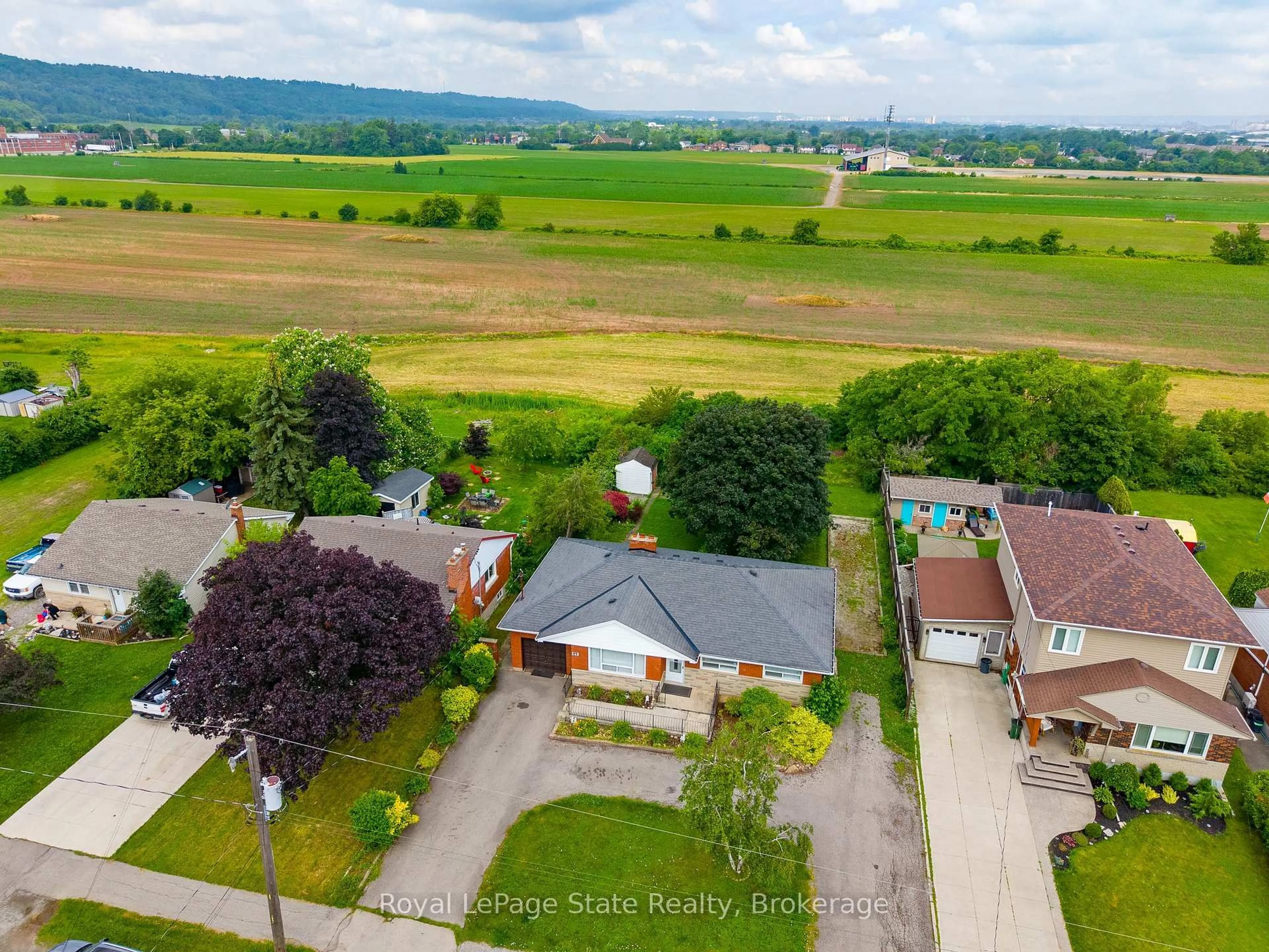 A pic from outside/outdoor area/front of a property/back of a property/a pic from drone, unknown for 249 McNeilly Rd, Hamilton Ontario L8E 5H2