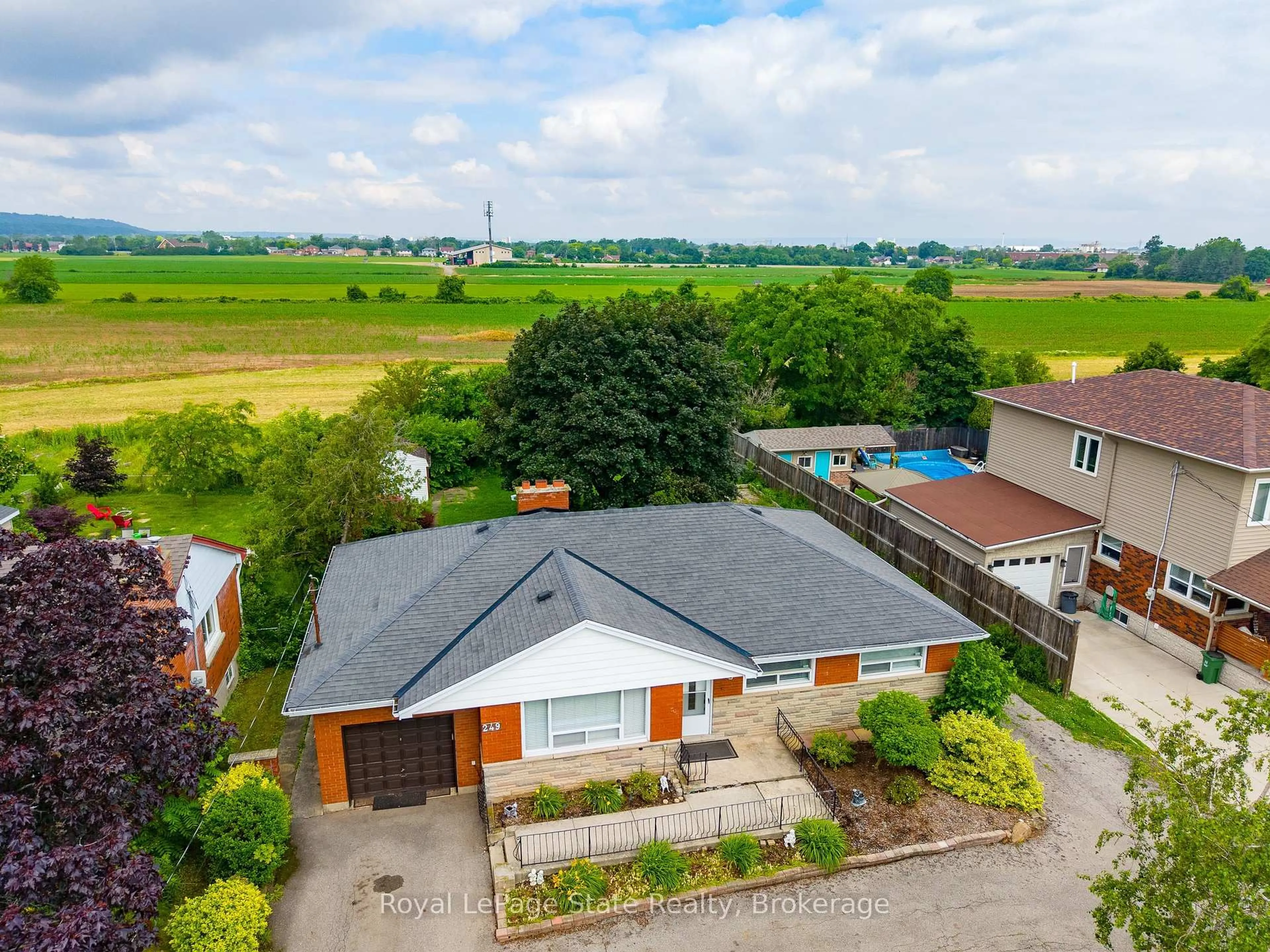 A pic from outside/outdoor area/front of a property/back of a property/a pic from drone, building for 249 McNeilly Rd, Hamilton Ontario L8E 5H2