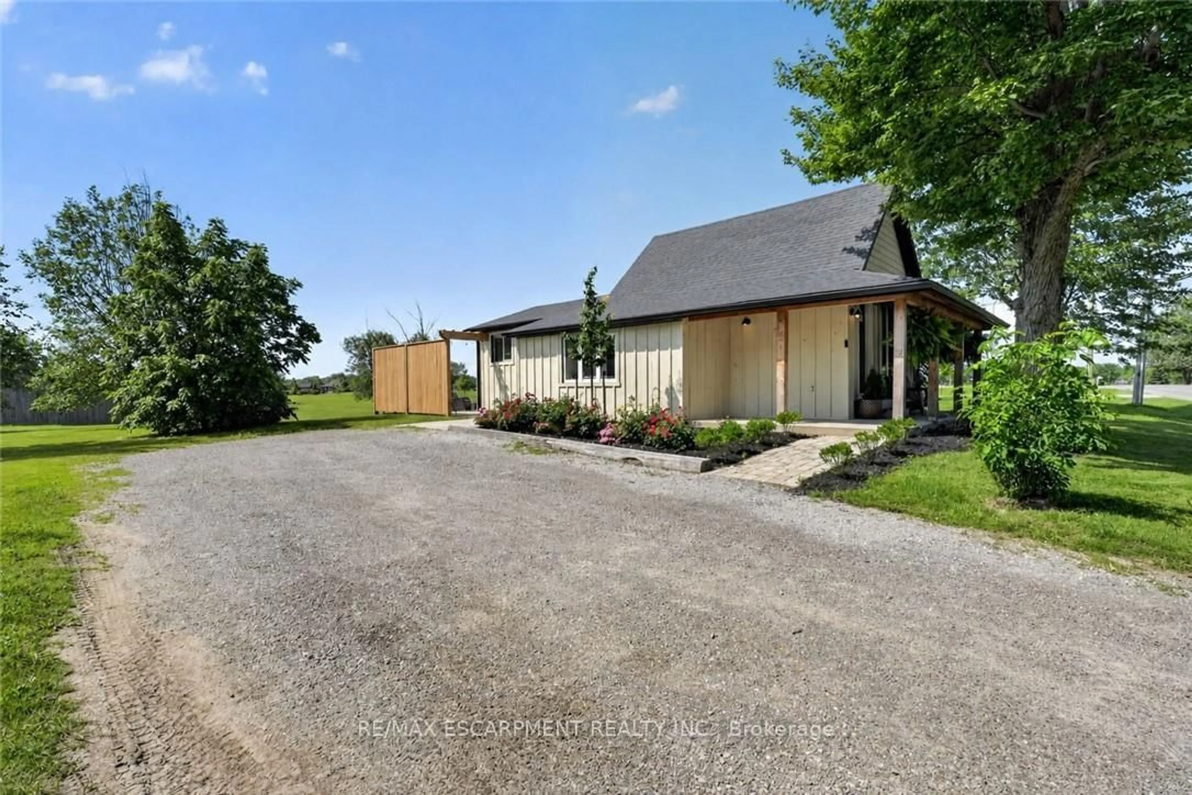 A pic from outside/outdoor area/front of a property/back of a property/a pic from drone, street for 5242 Canborough Rd, West Lincoln Ontario L0R 2J0