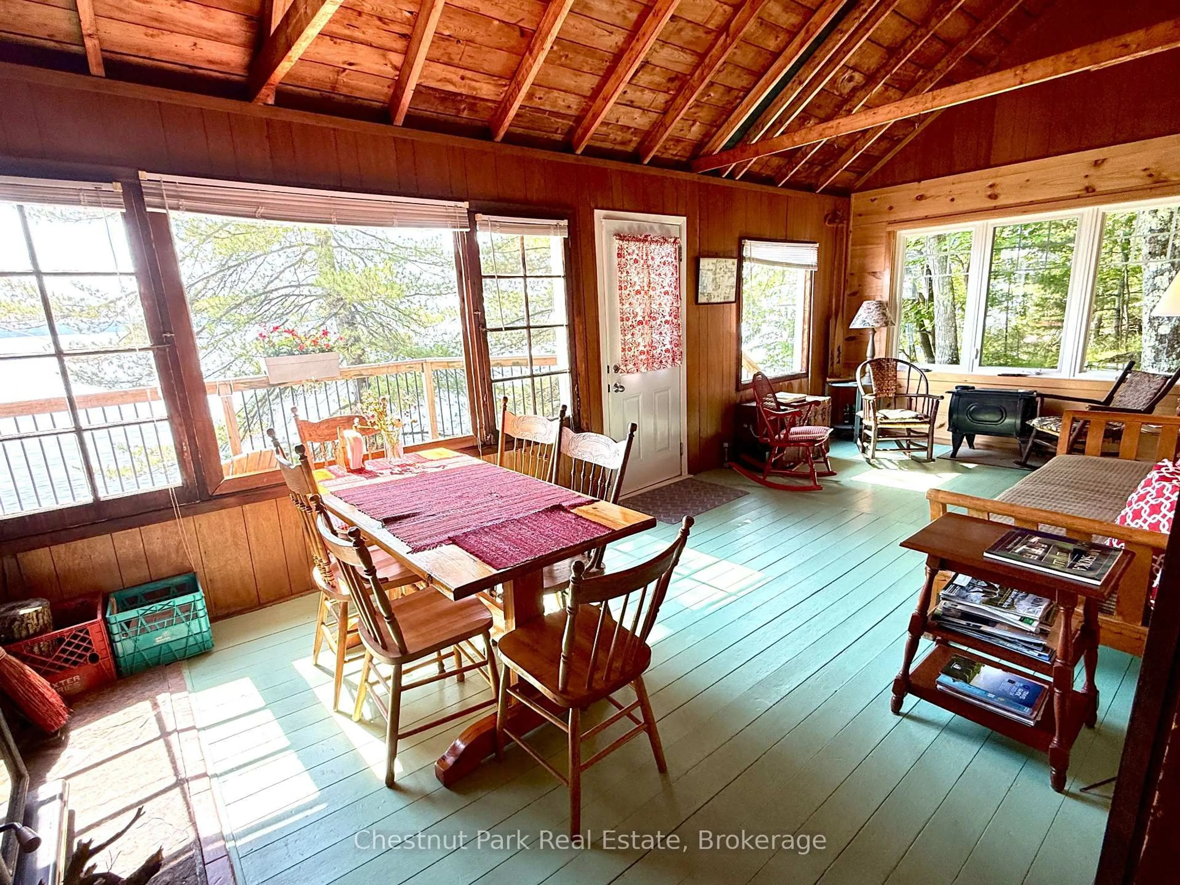 Dining room, wood/laminate floor for 870 Browning Island, Bracebridge Ontario P1L 1X2