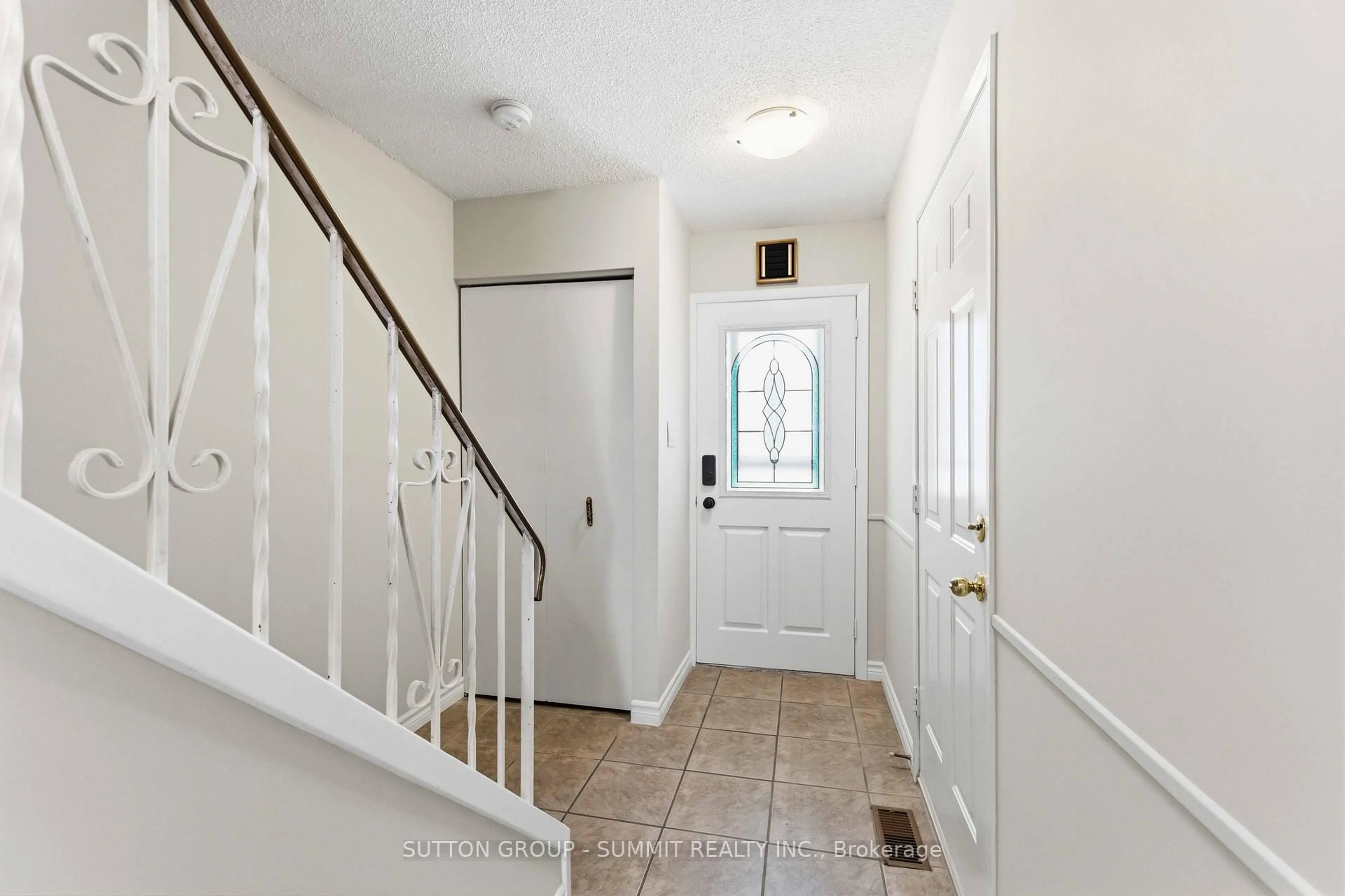 Indoor entryway for 1396 UPPER OTTAWA St #27, Hamilton Ontario L8W 1R1