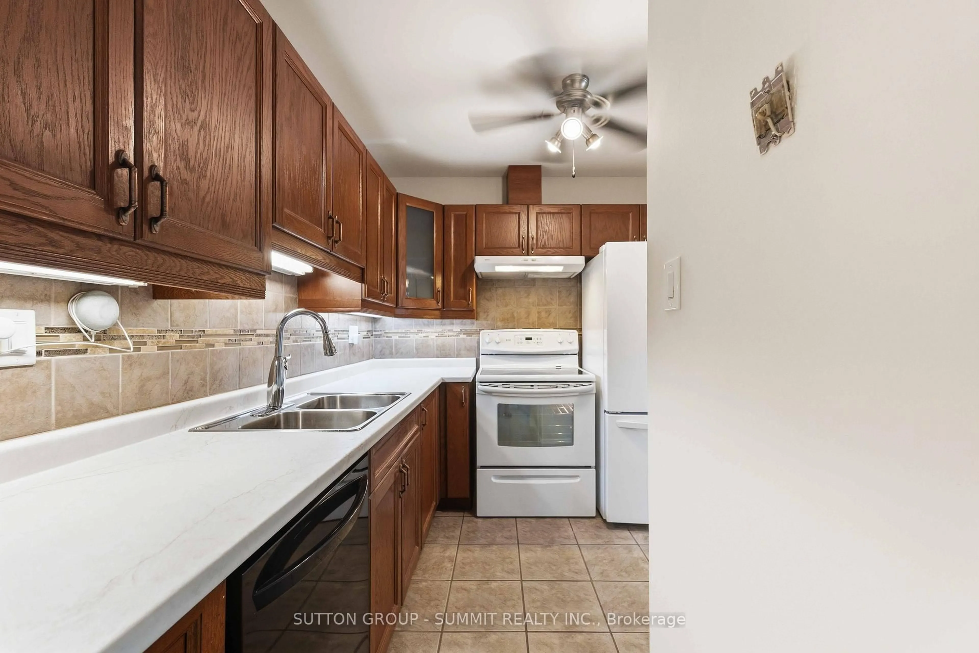 Standard kitchen, unknown for 1396 UPPER OTTAWA St #27, Hamilton Ontario L8W 1R1