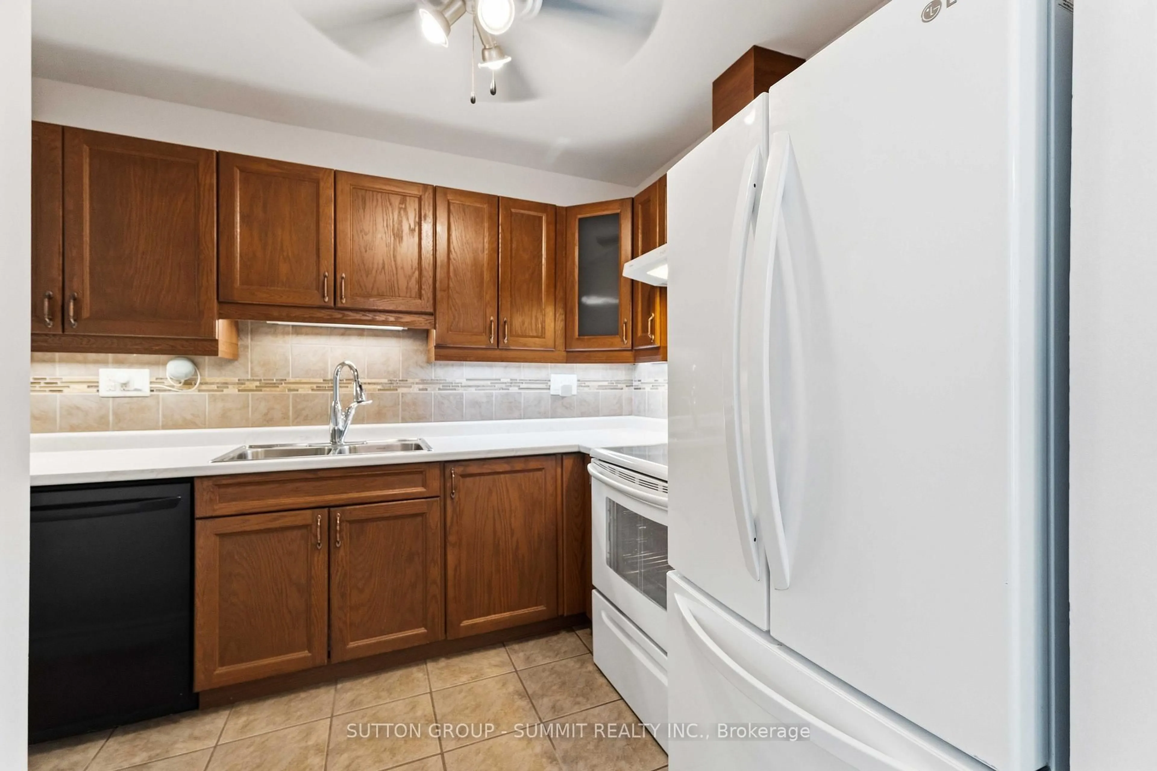 Standard kitchen, ceramic/tile floor for 1396 UPPER OTTAWA St #27, Hamilton Ontario L8W 1R1