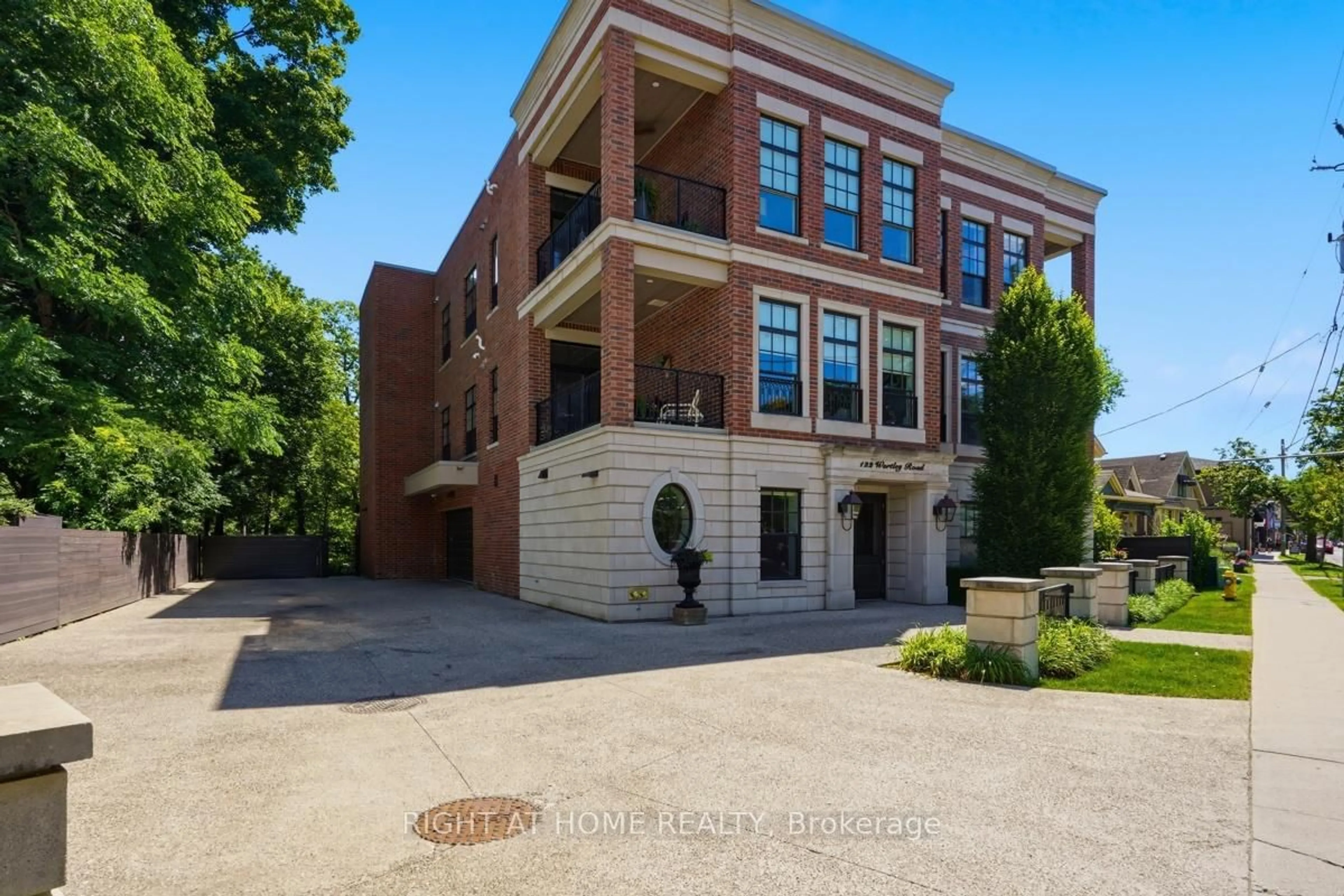 Home with brick exterior material, building for 122 Wortley Rd #302, London South Ontario N6C 3N8