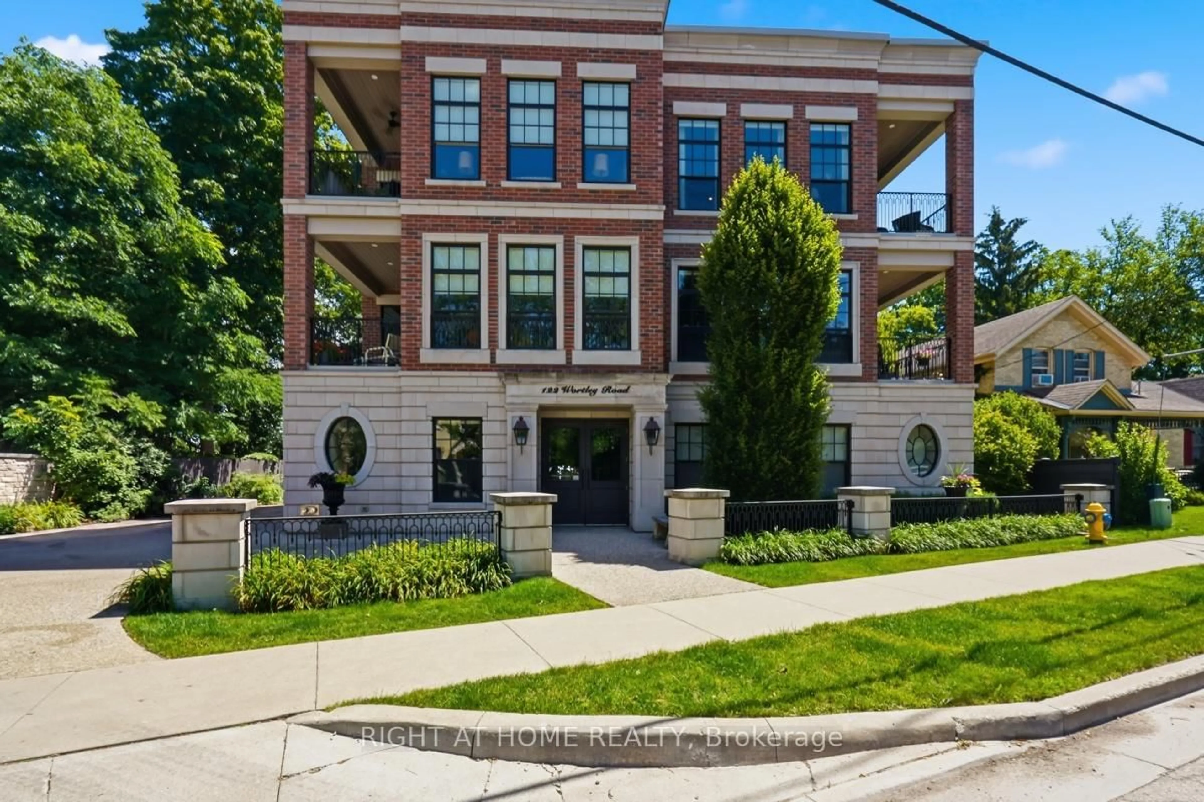 Home with brick exterior material, unknown for 122 Wortley Rd #302, London South Ontario N6C 3N8