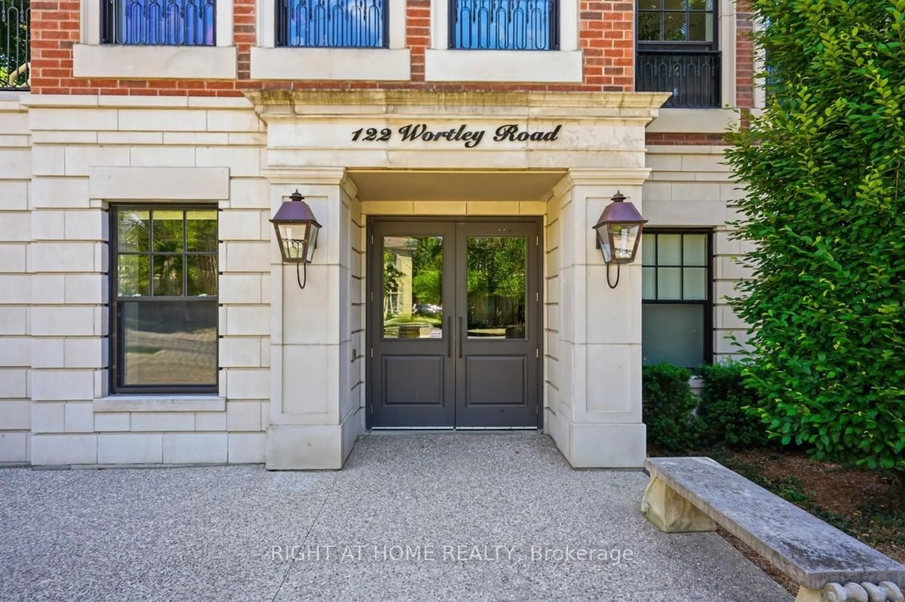 Indoor entryway for 122 Wortley Rd #302, London South Ontario N6C 3N8
