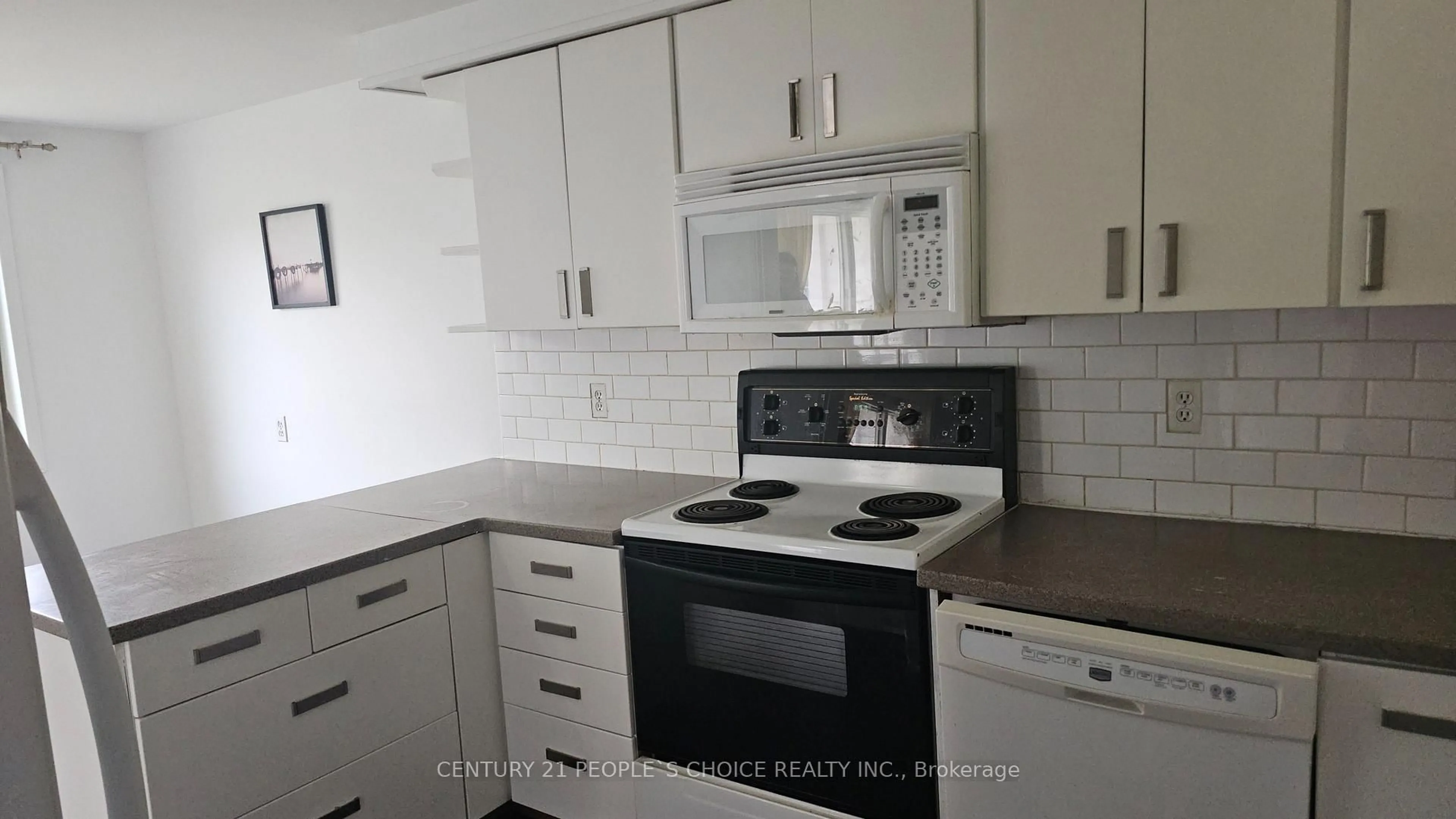 Standard kitchen, ceramic/tile floor for 58 Belwood Cres, Kitchener Ontario N2C 1Z3