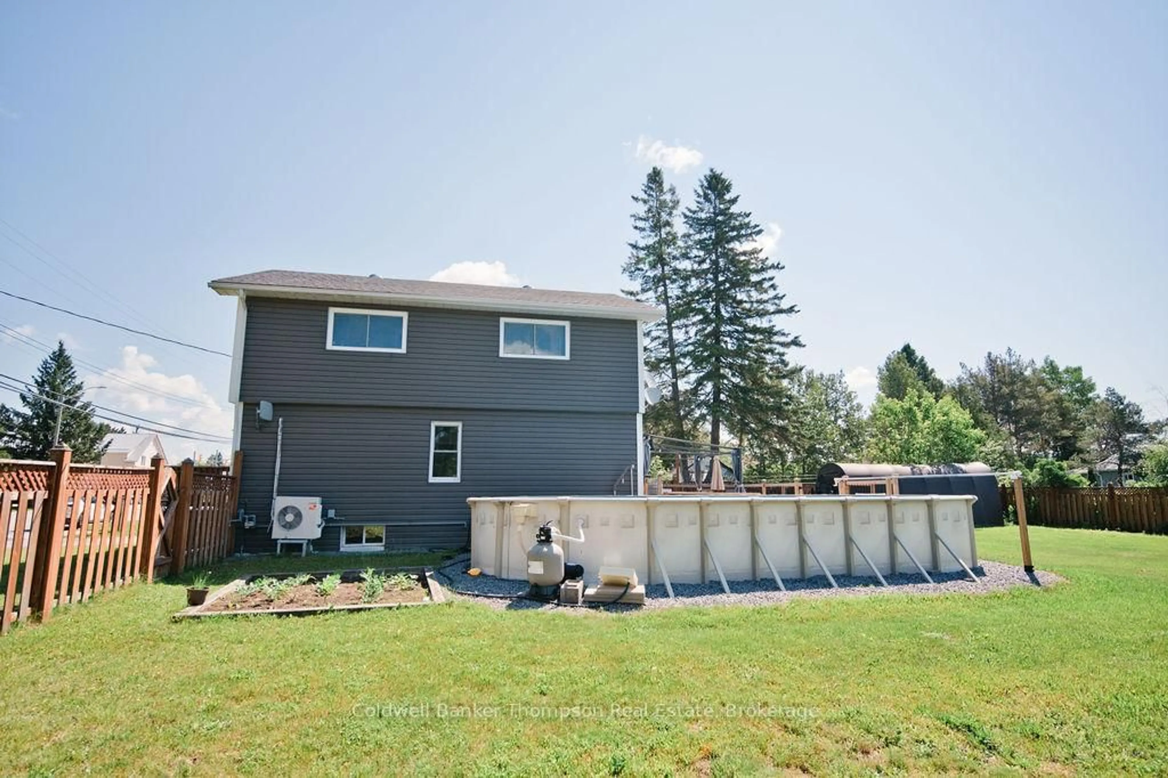 Home with vinyl exterior material, unknown for 115 Ottawa Ave, South River Ontario P0A 1X0
