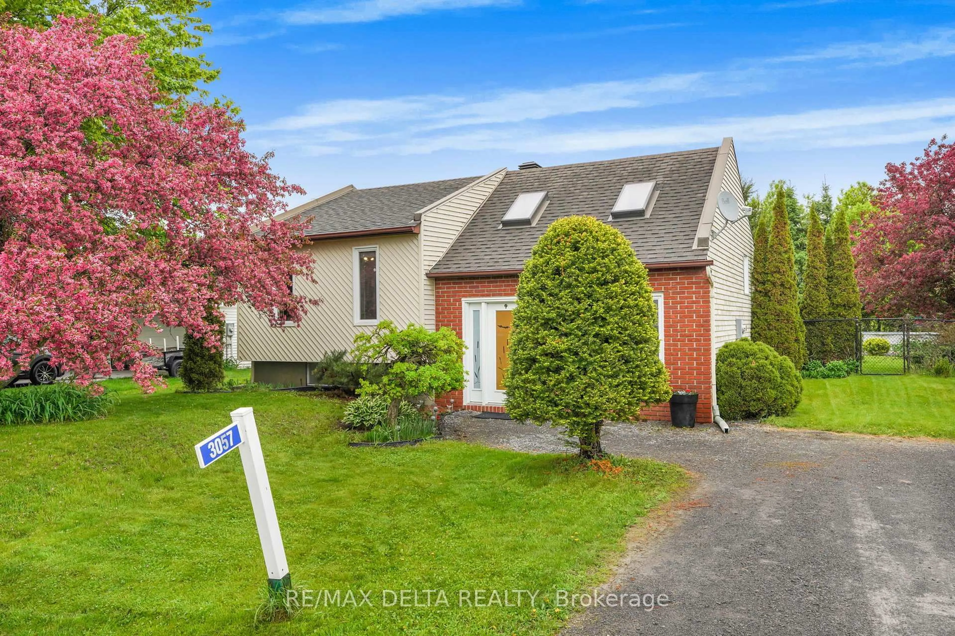 A pic from outside/outdoor area/front of a property/back of a property/a pic from drone, street for 3057 Carriere St, Clarence-Rockland Ontario K0A 2A0