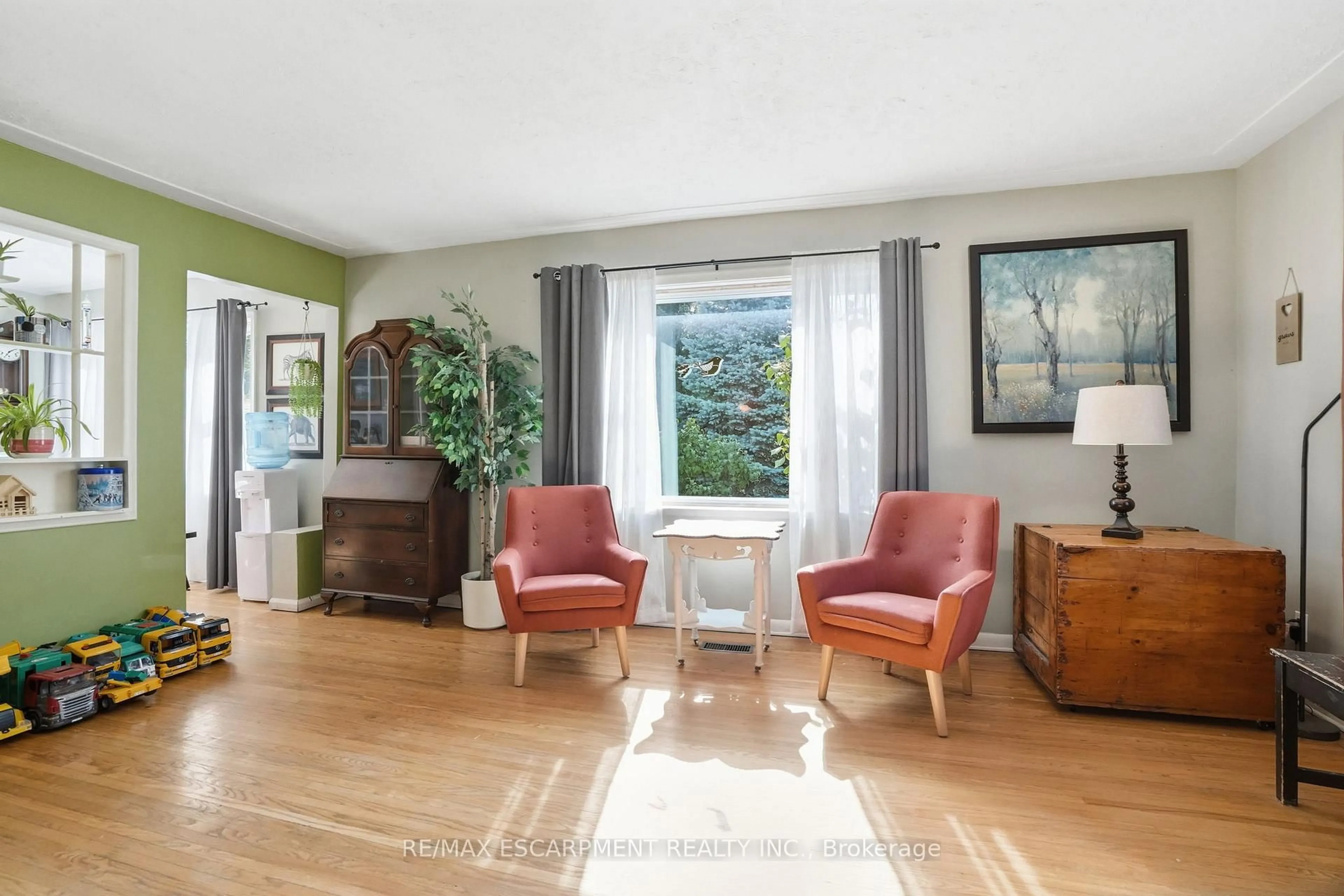 Living room with furniture, unknown for 19 Victoria St, Brant Ontario N3L 1H8