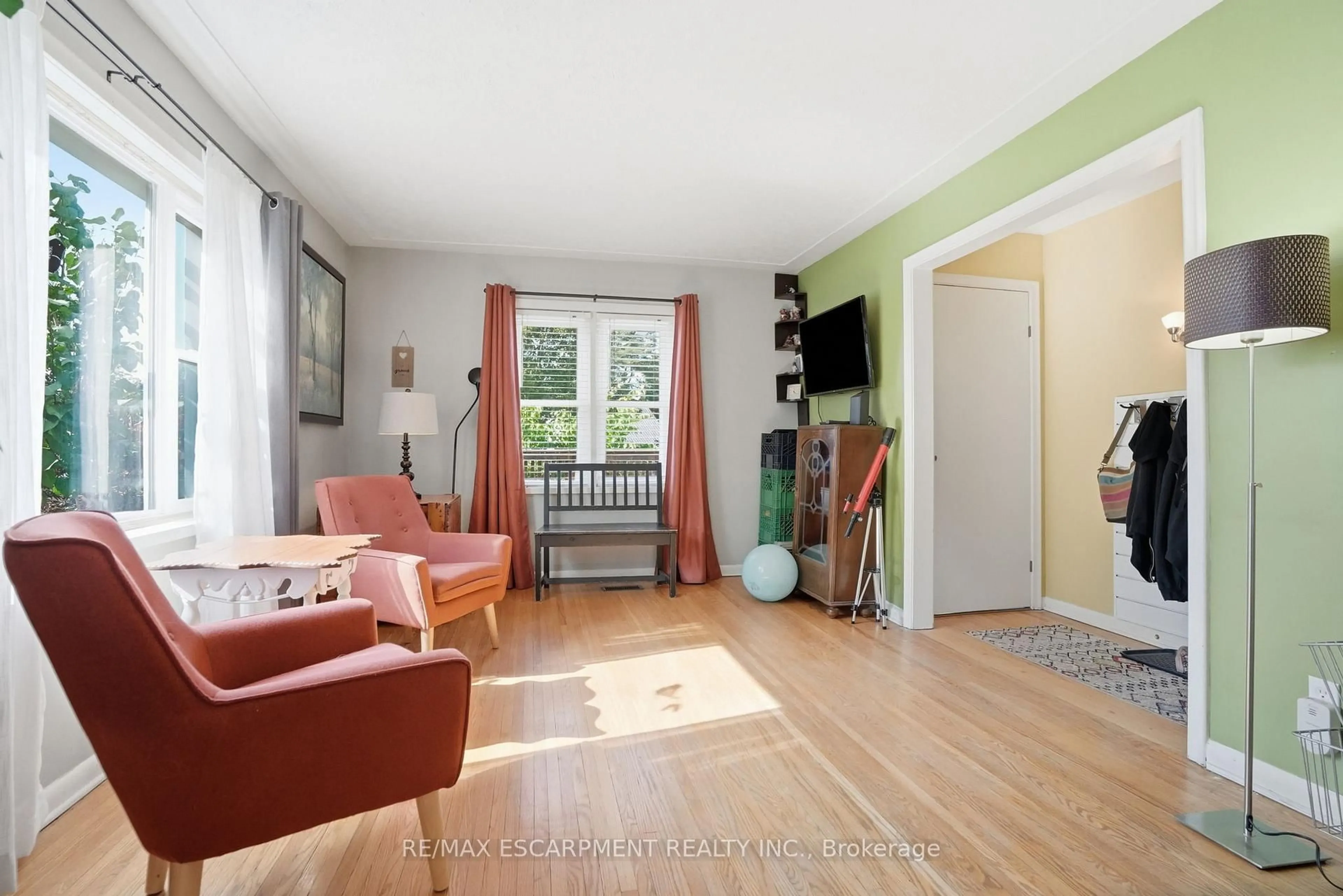 Living room with furniture, wood/laminate floor for 19 Victoria St, Brant Ontario N3L 1H8
