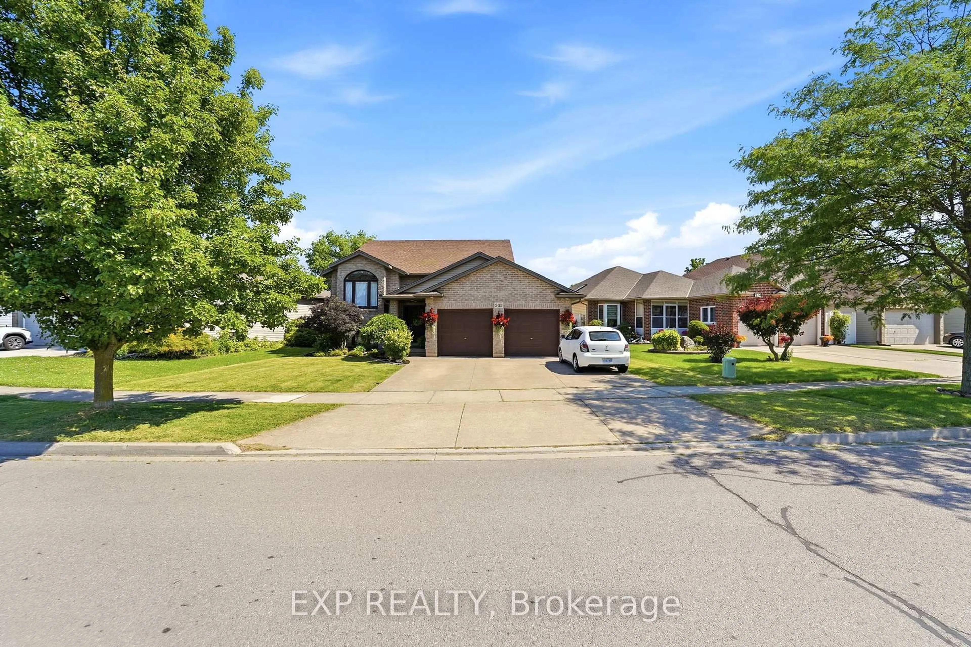 A pic from outside/outdoor area/front of a property/back of a property/a pic from drone, street for 202 Wellbrook Blvd, Welland Ontario L3C 7M9