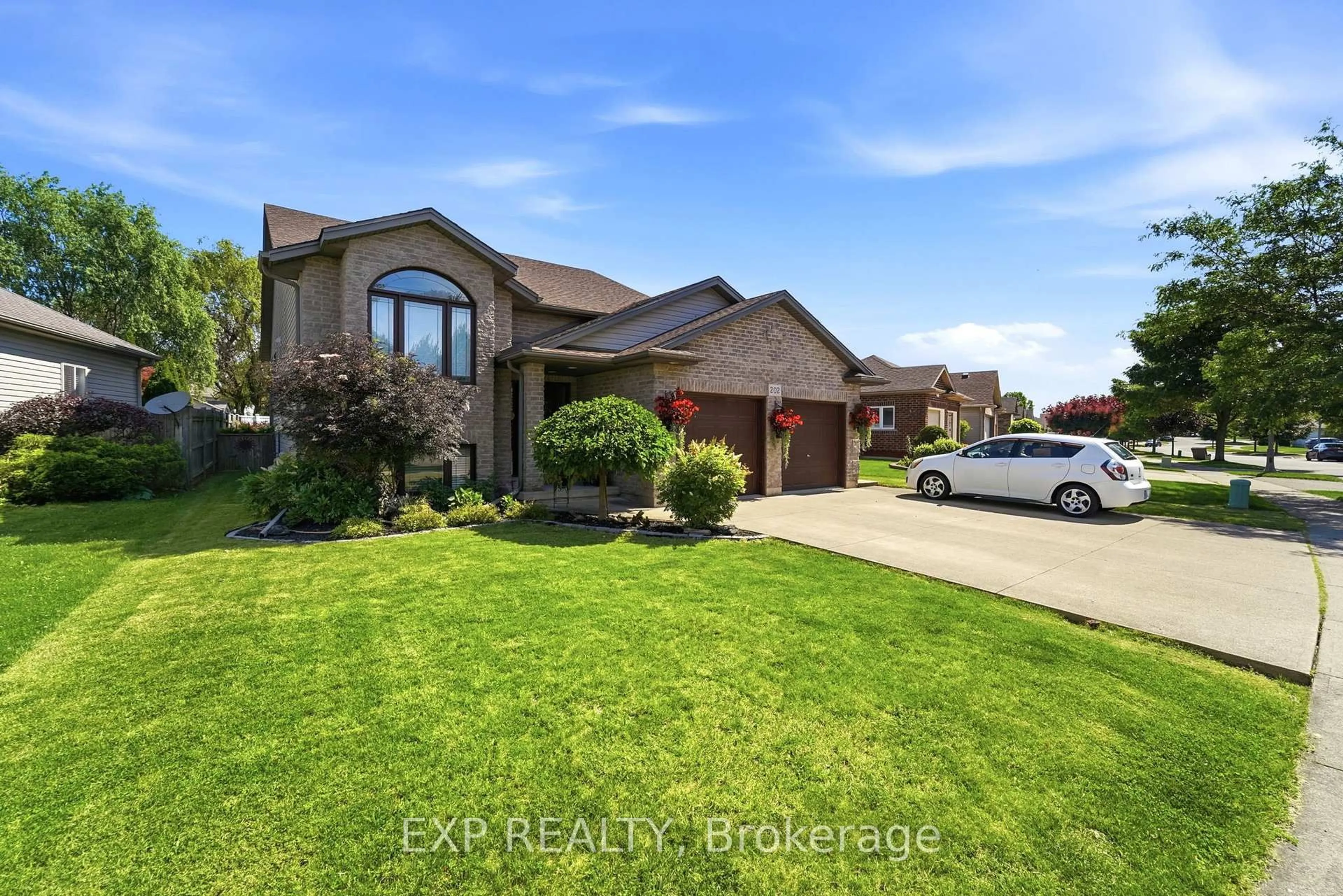A pic from outside/outdoor area/front of a property/back of a property/a pic from drone, street for 202 Wellbrook Blvd, Welland Ontario L3C 7M9