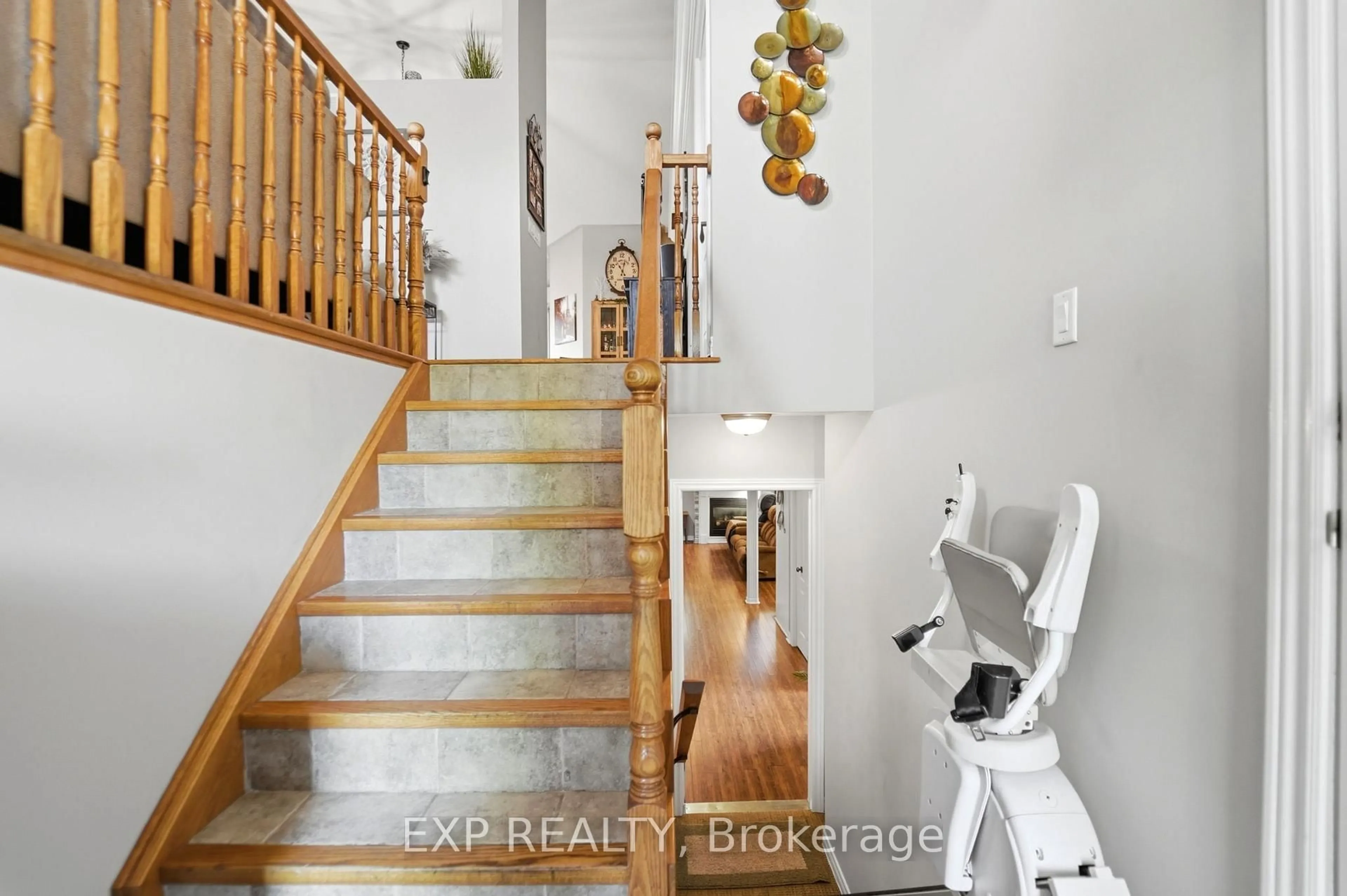 Indoor entryway for 202 Wellbrook Blvd, Welland Ontario L3C 7M9