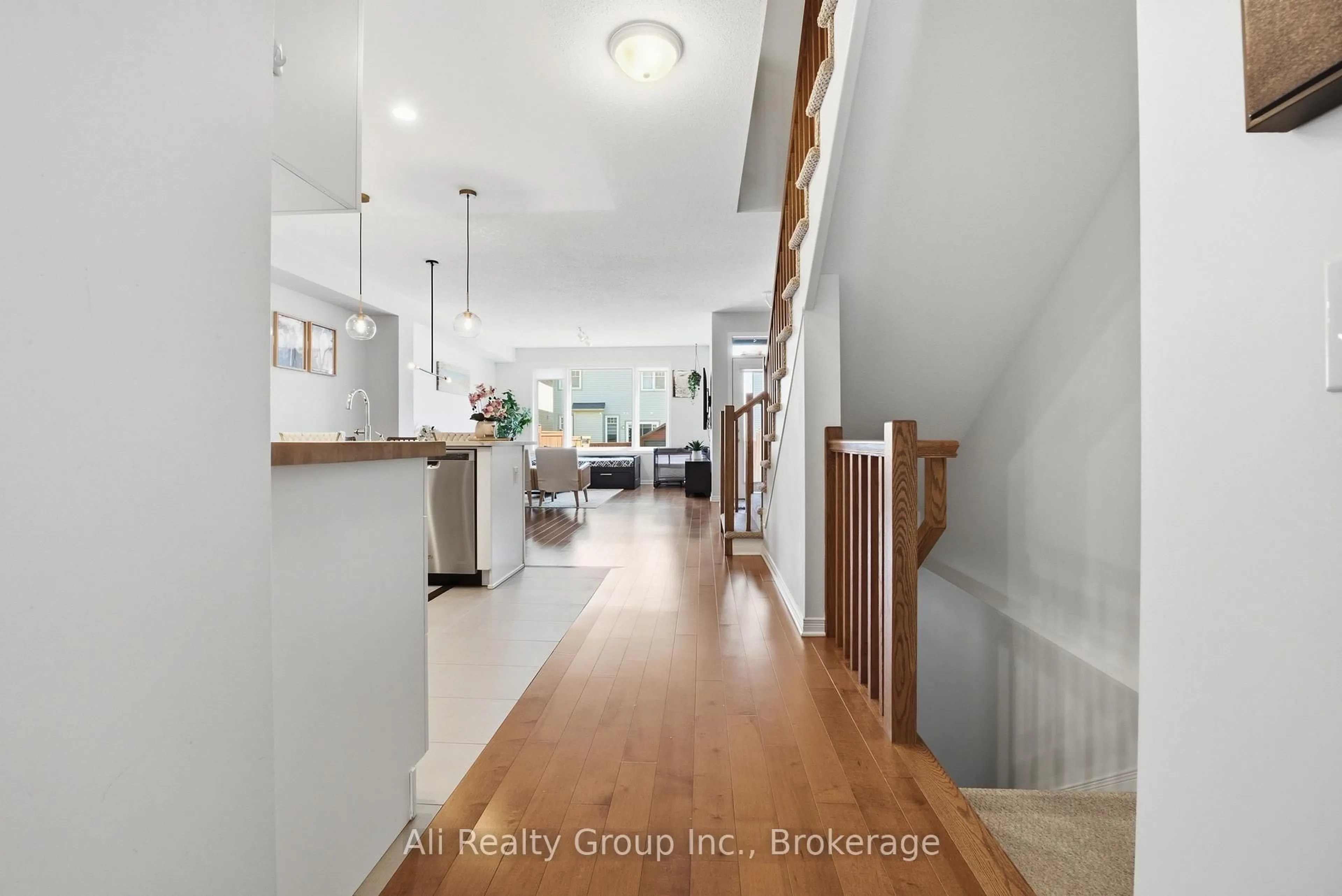Indoor entryway for 330 NONIUS St, Ottawa Ontario K2V 0E1