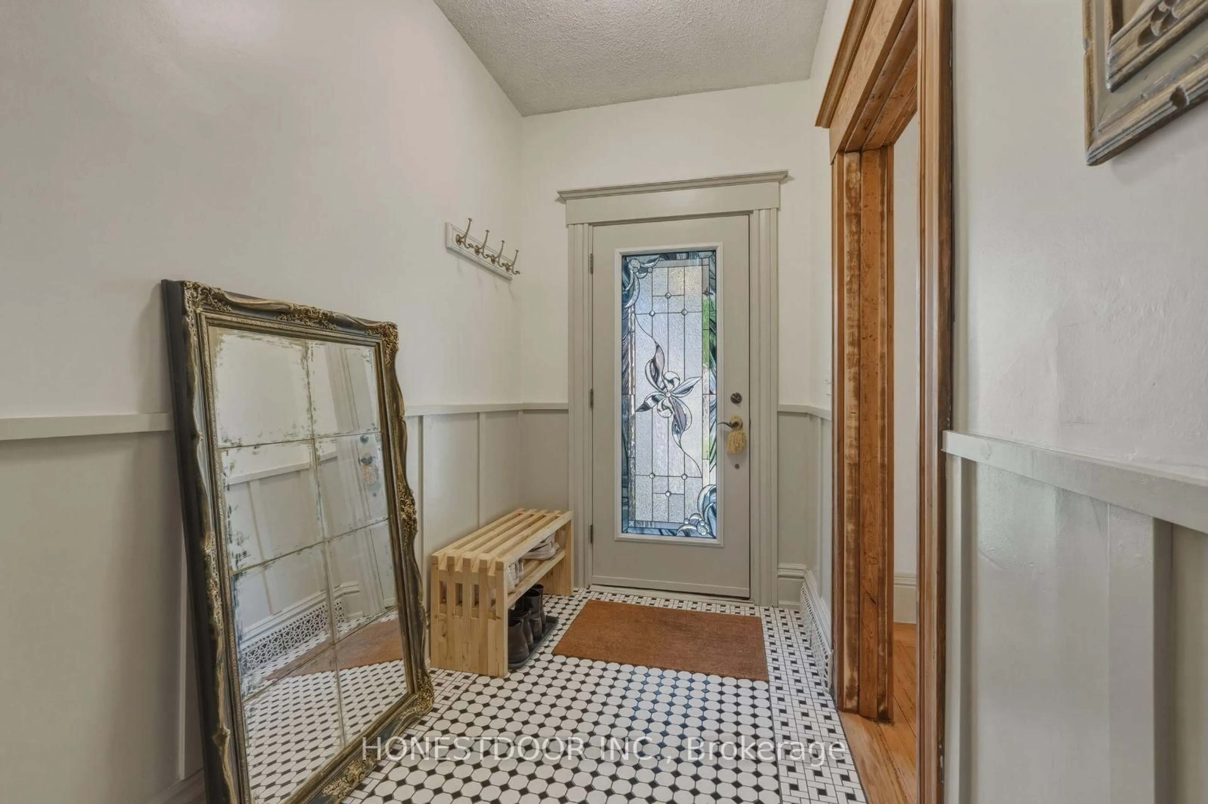Indoor foyer for 42 Nightingale St, Hamilton Ontario L8L 1R8