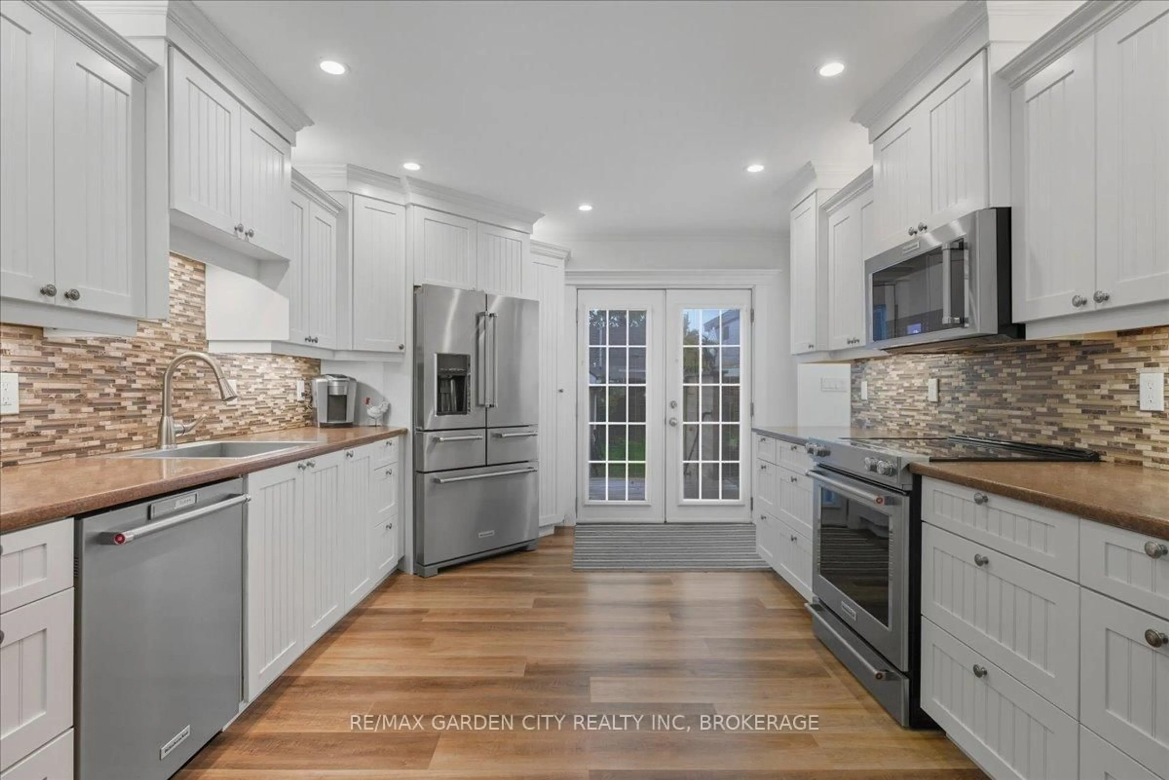 Open concept kitchen, ceramic/tile floor for 5294 Slater Ave, Niagara Falls Ontario L2E 4W9