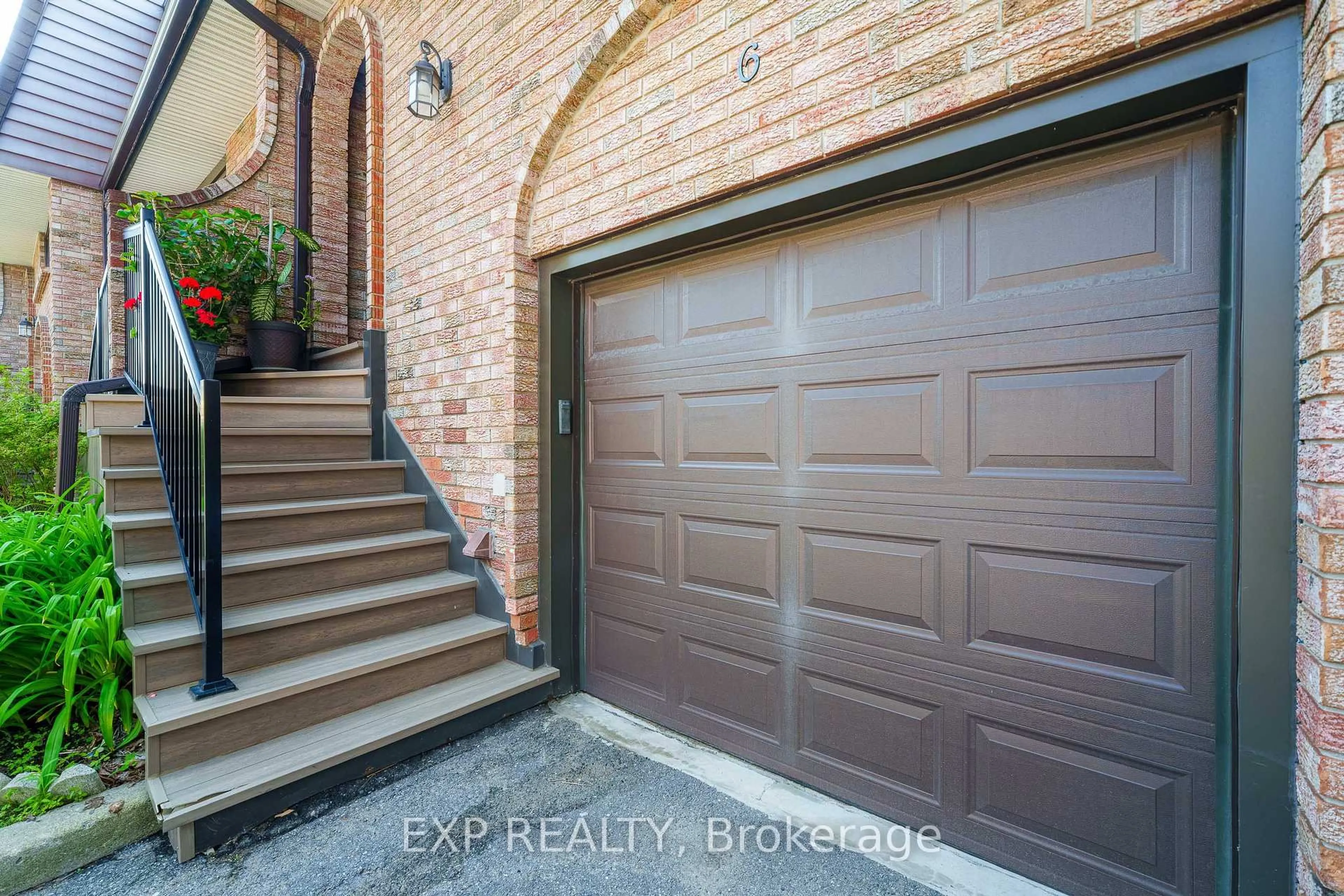 Indoor entryway for 2 Bertona St #6, Ottawa Ontario K2G 0W2