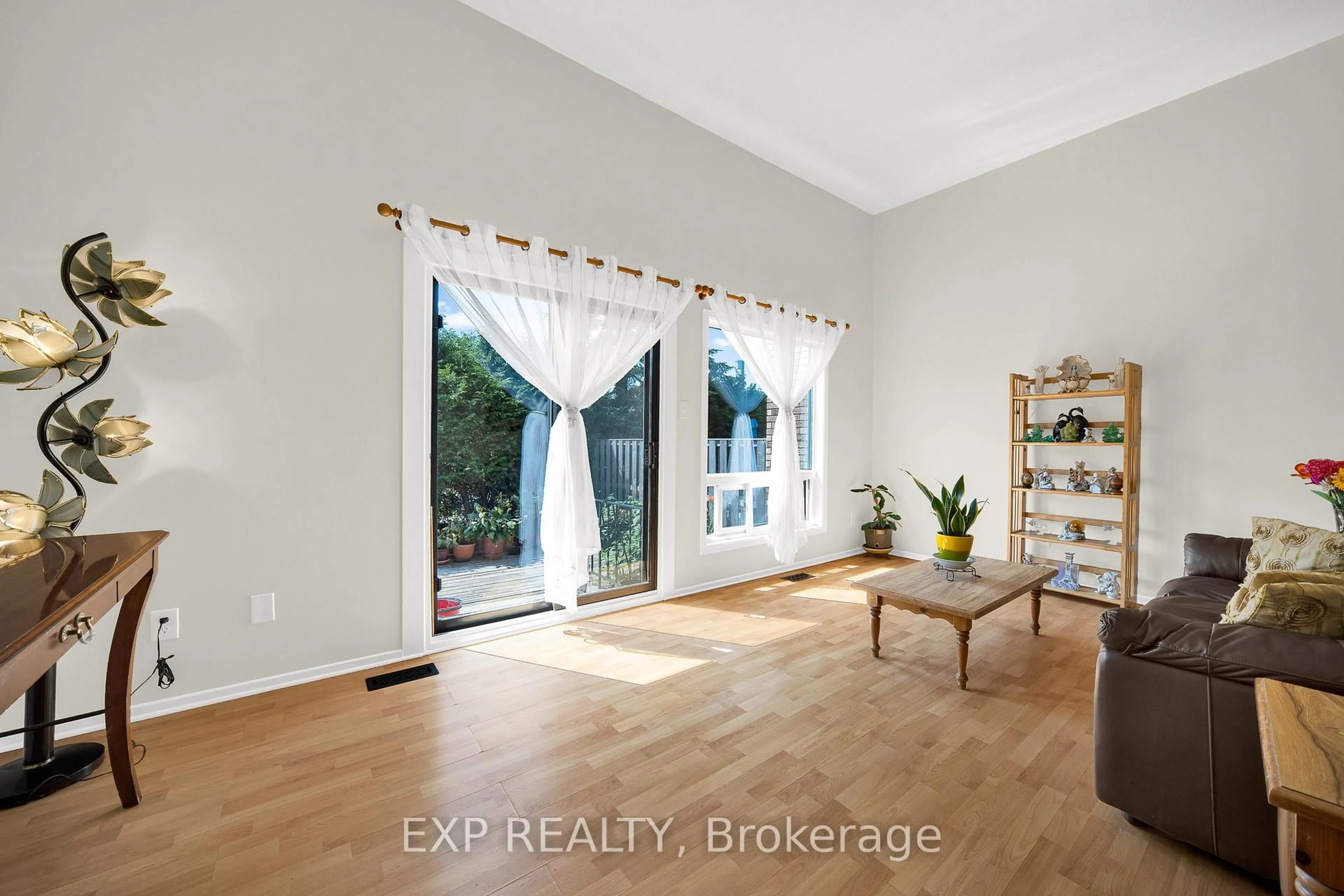 Indoor entryway for 2 Bertona St #6, Ottawa Ontario K2G 0W2