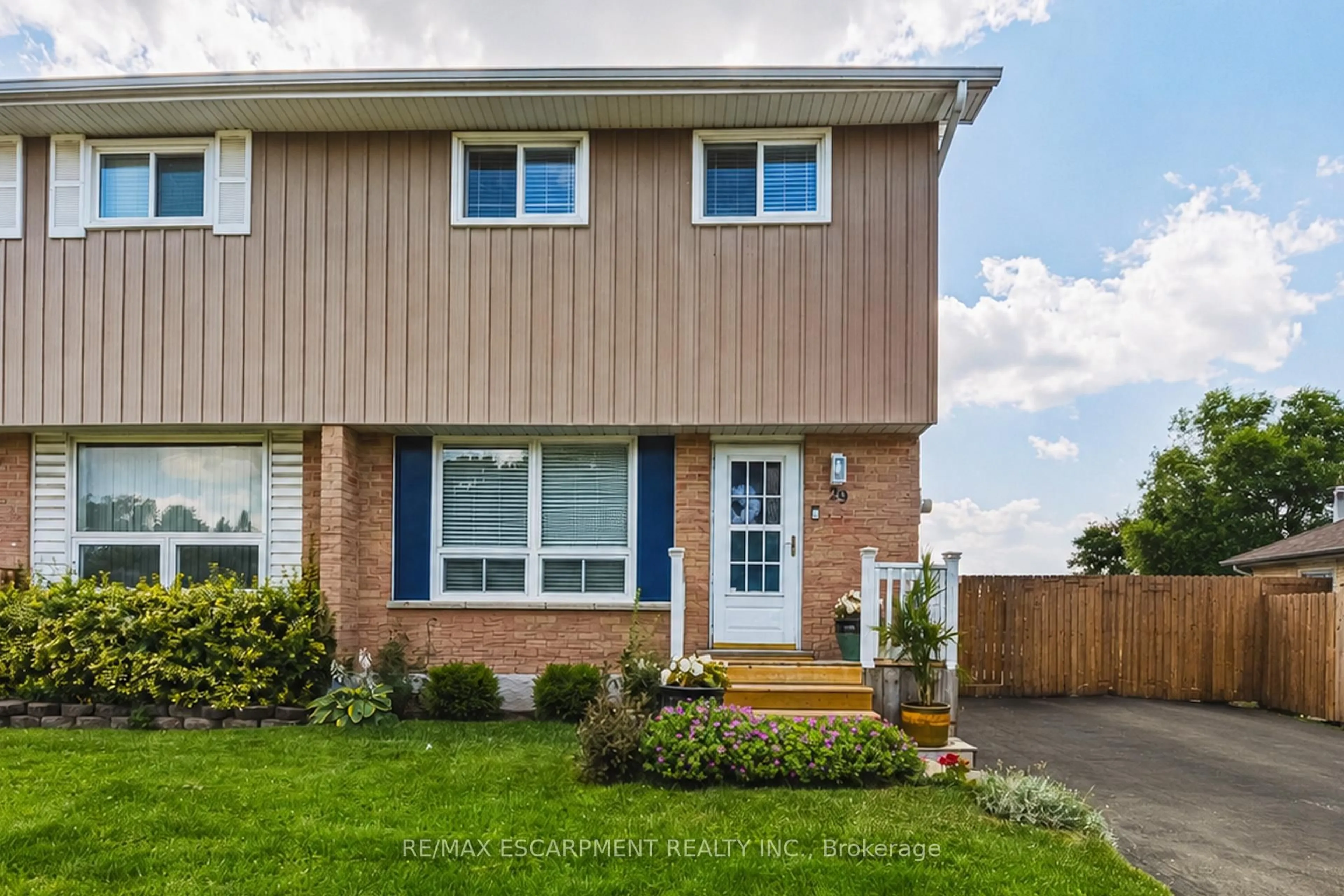 Home with vinyl exterior material, street for 29 Hopewell Cres, Hamilton Ontario L8J 1P3