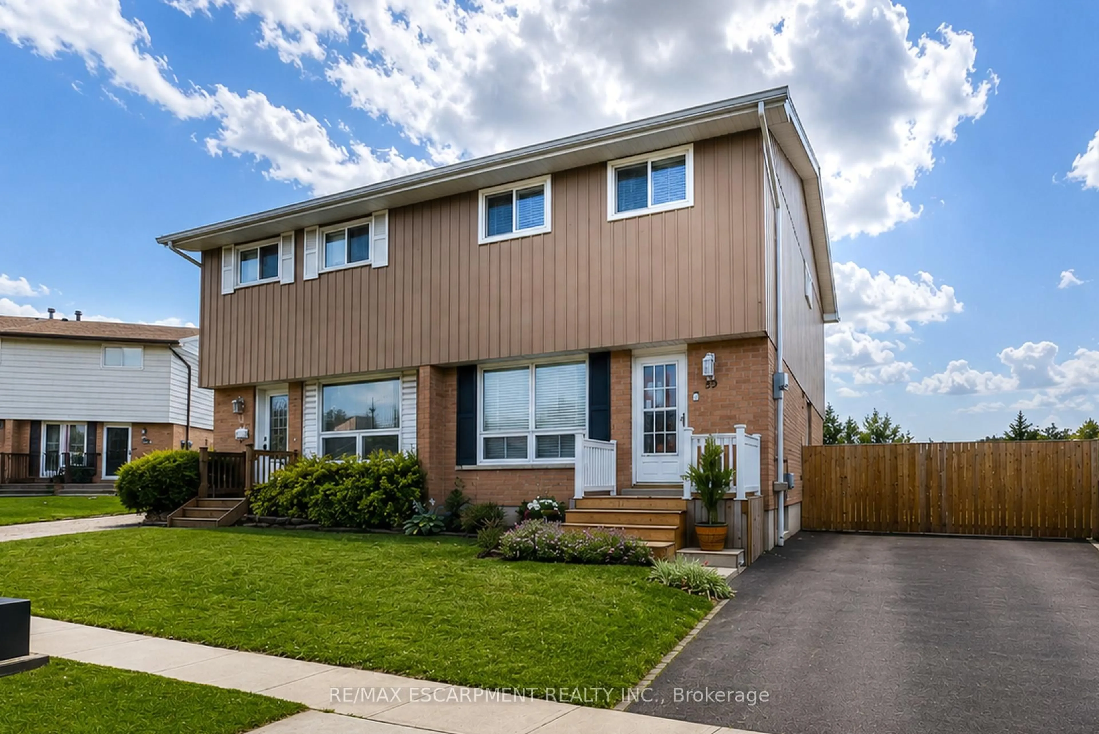 Home with vinyl exterior material, street for 29 Hopewell Cres, Hamilton Ontario L8J 1P3