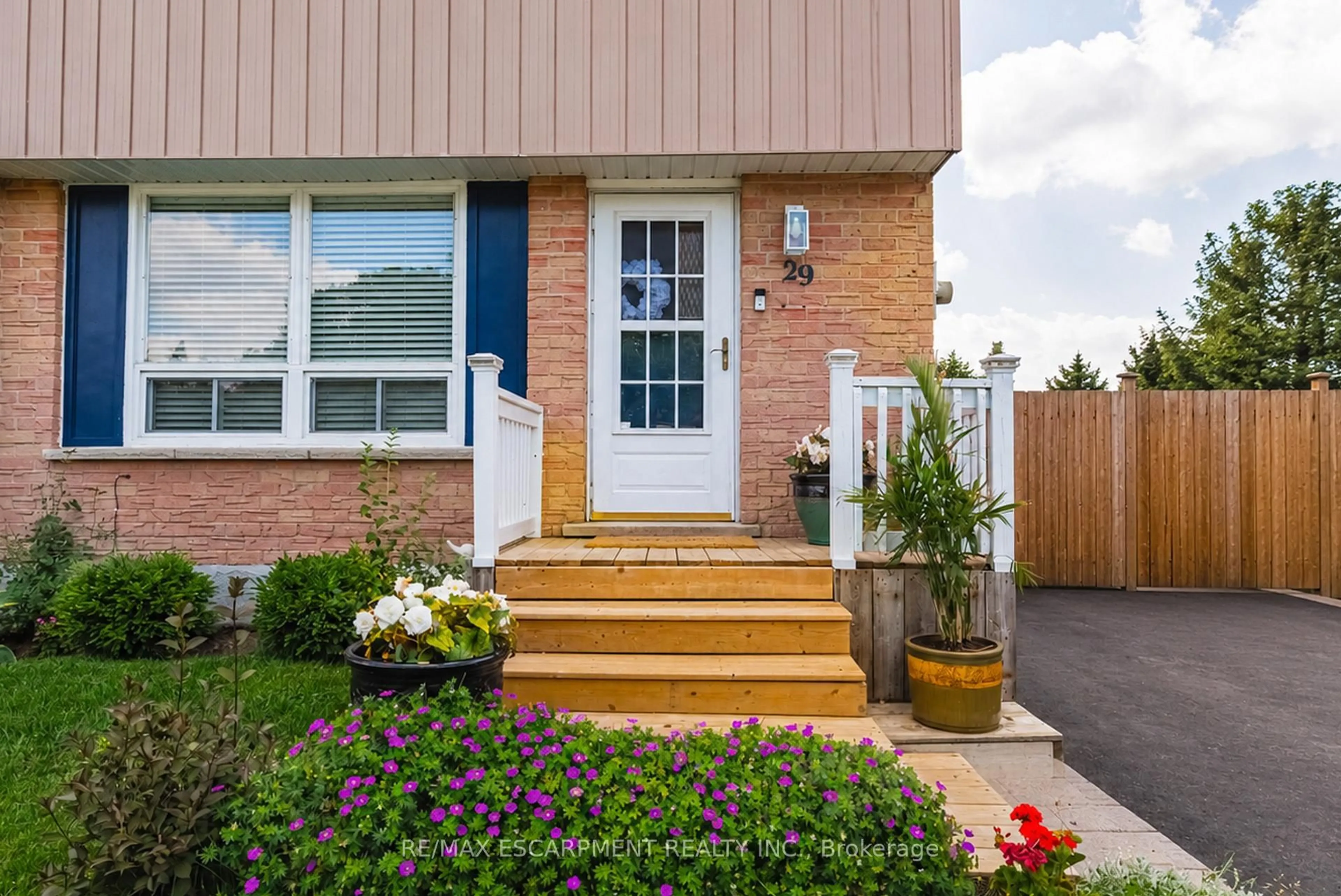 Home with brick exterior material, street for 29 Hopewell Cres, Hamilton Ontario L8J 1P3