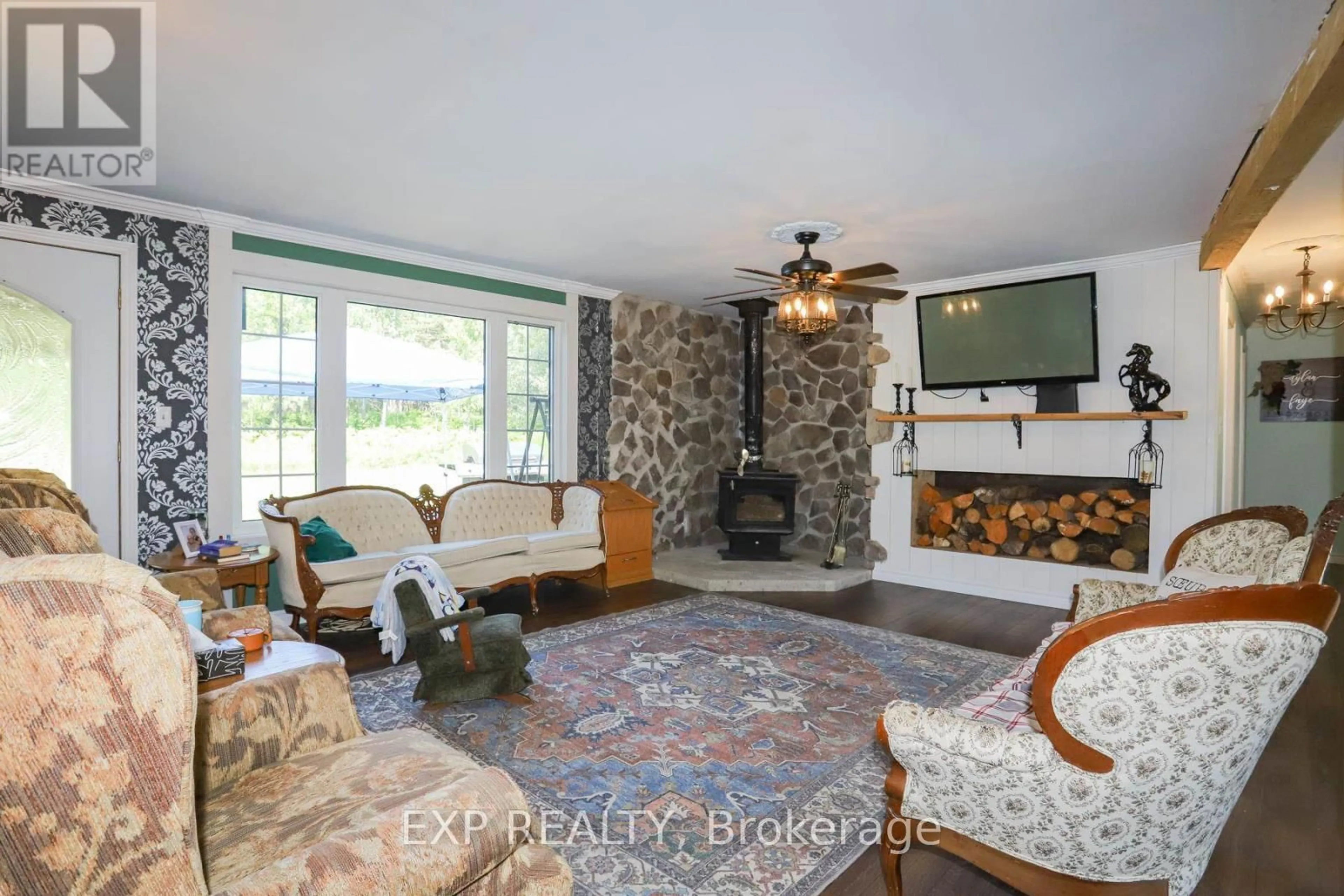 Living room with furniture, unknown for 46 MAIN St, Johnson Ontario P0R 1E0