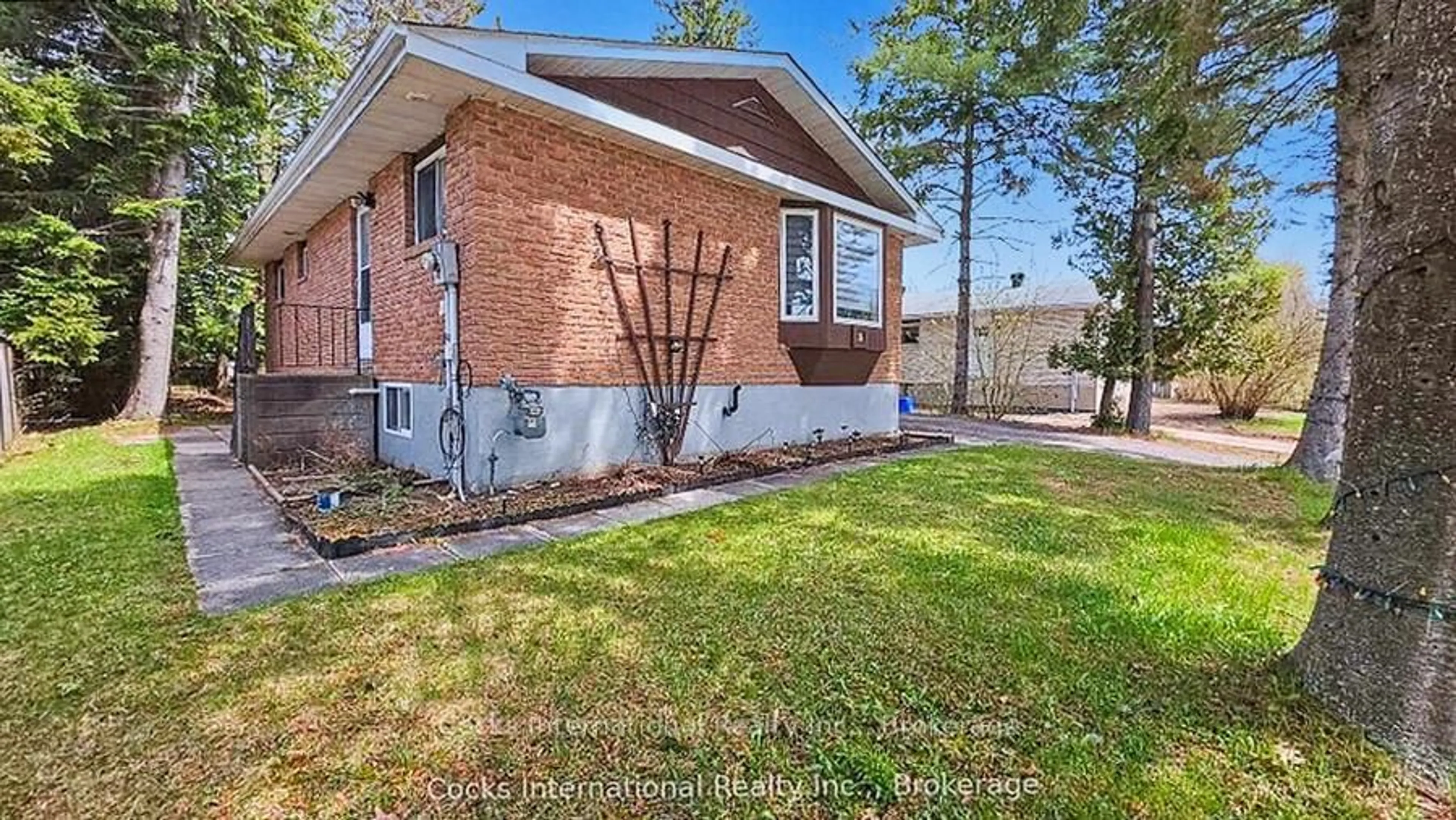 Home with brick exterior material, street for 36 Susan St, Huntsville Ontario P1H 1X2