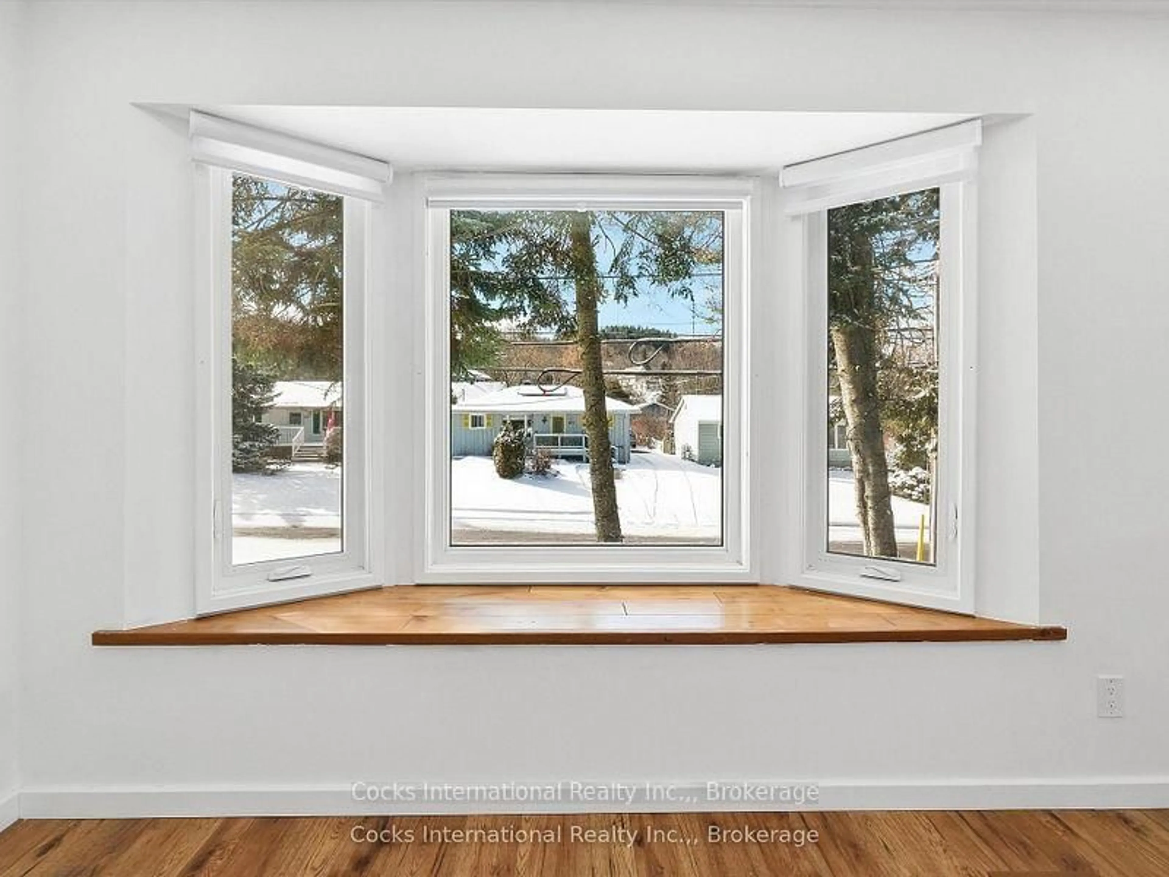Indoor entryway for 36 Susan St, Huntsville Ontario P1H 1X2