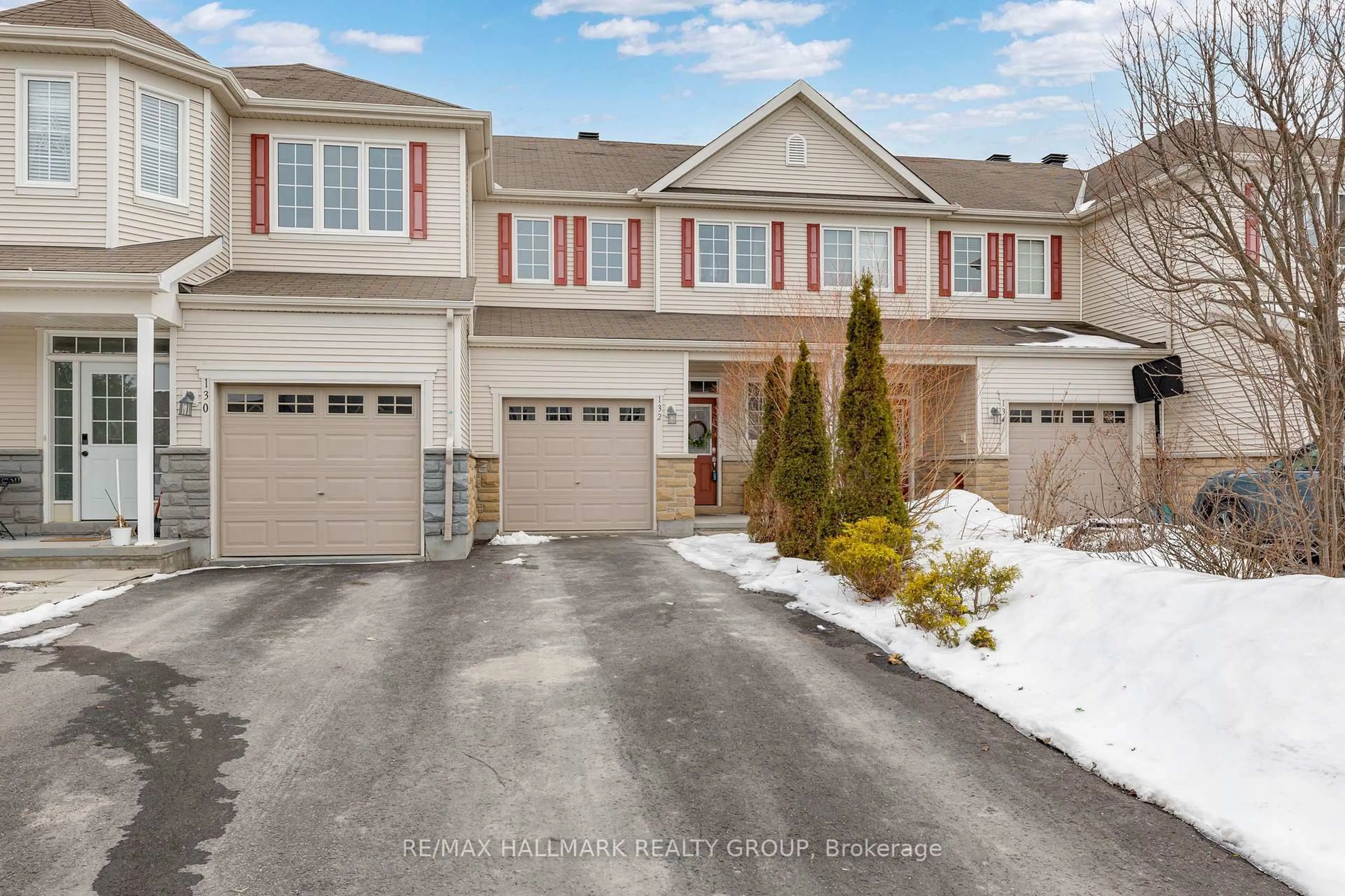 A pic from outside/outdoor area/front of a property/back of a property/a pic from drone, street for 132 Laramie Cres, Ottawa Ontario K2J 5Z8
