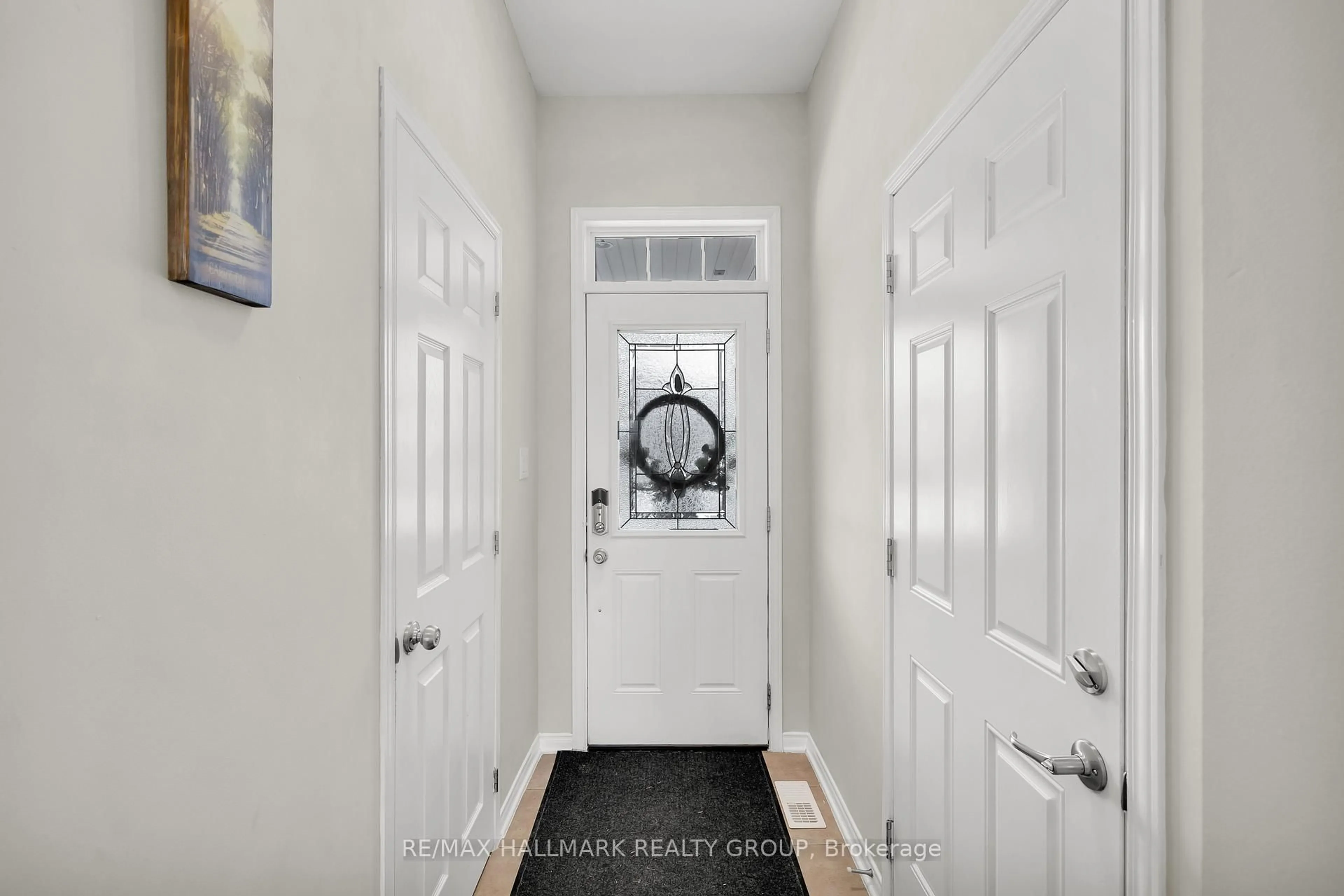 Indoor entryway for 132 Laramie Cres, Ottawa Ontario K2J 5Z8