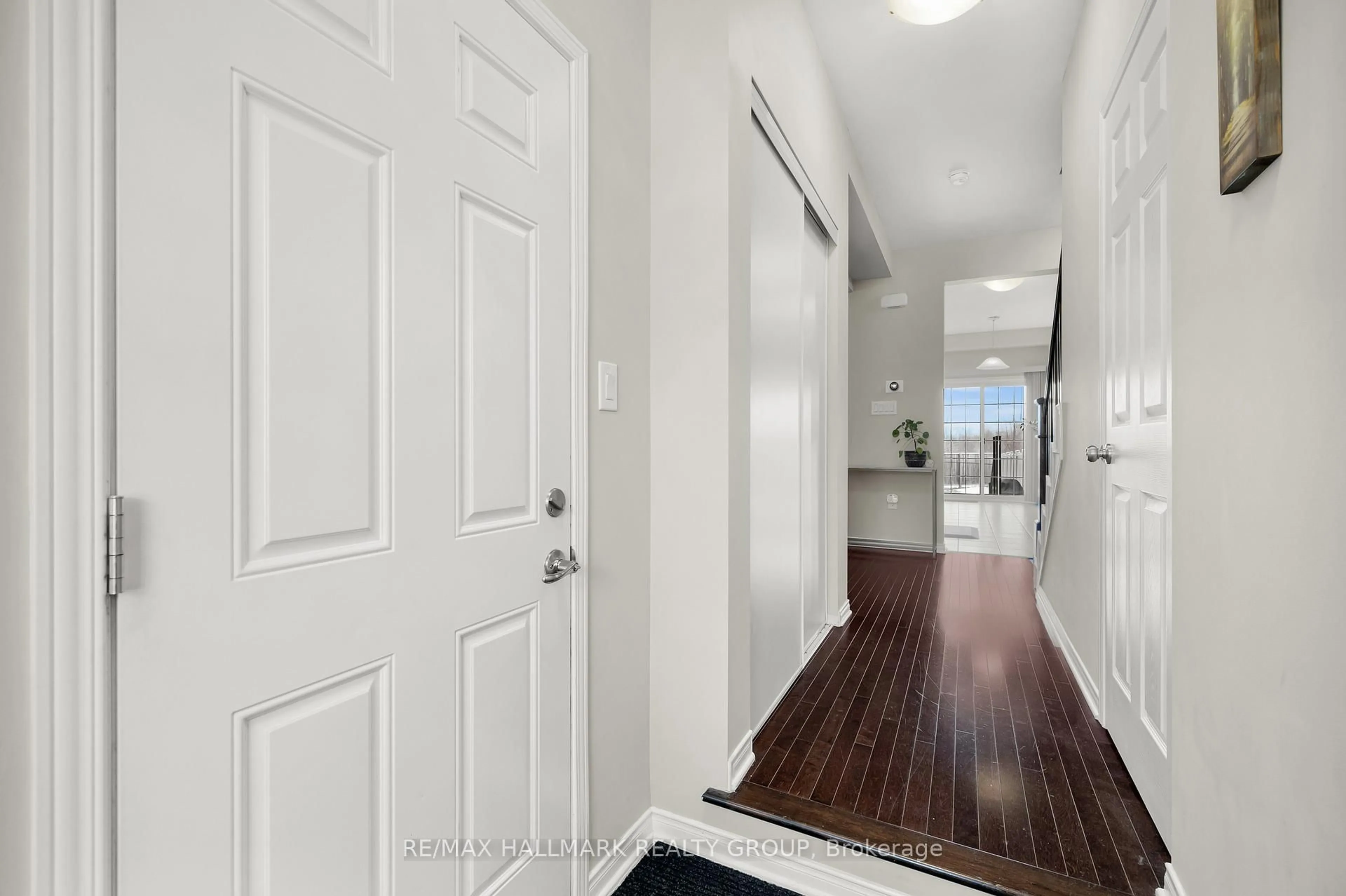 Indoor entryway for 132 Laramie Cres, Ottawa Ontario K2J 5Z8