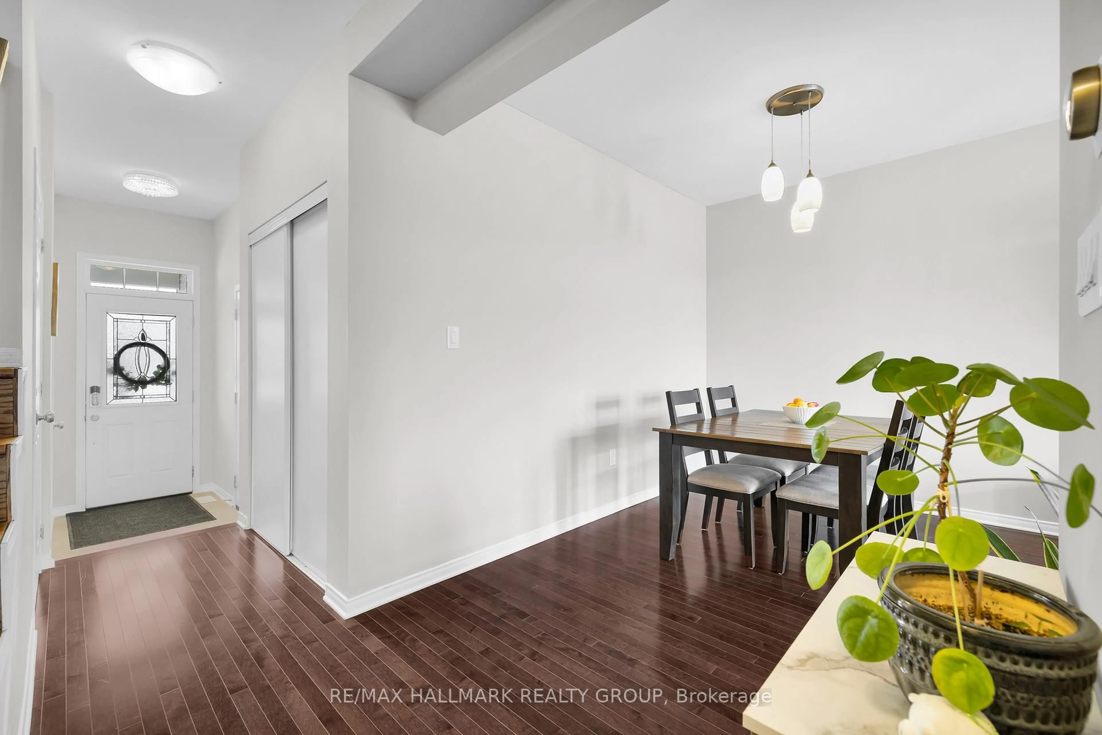 Dining room, wood/laminate floor for 132 Laramie Cres, Ottawa Ontario K2J 5Z8